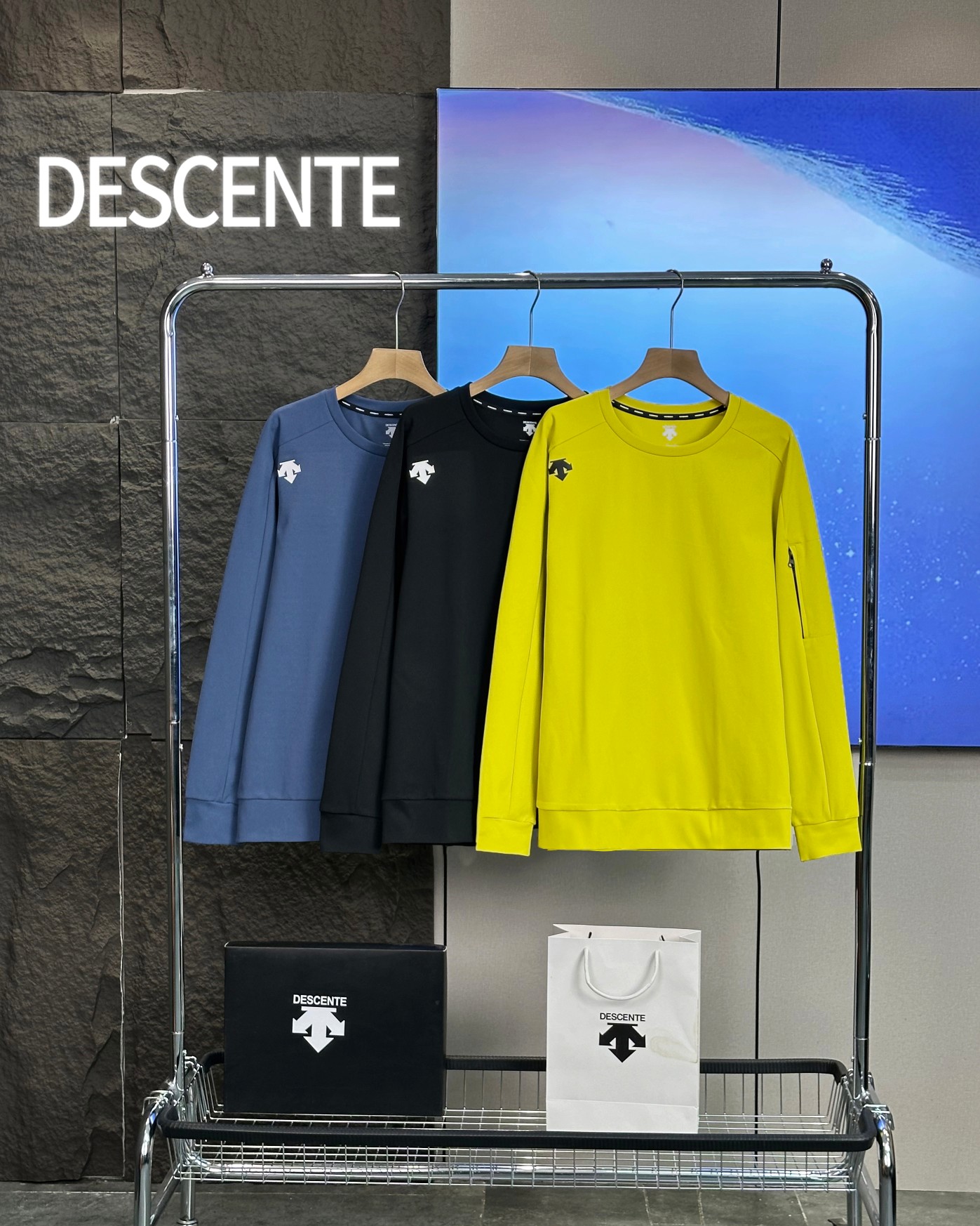 💰230
DESCENTE/迪桑特秋季新款高克重三色口袋卫衣长袖
迪家最新柜款 面料也是今年刚出的最新款300克高弹100的聚酯纤维 自带棉柔感
克重高 挺阔有型卫衣 保暖舒适 品质好 走线做工好 袖子有拉链口袋装饰 袖口下摆带有8厘米本布收口 防风 活动方便
四面高弹 延展性好 关键不起球 耐穿耐洗 ,久穿不变形
垂感好,简单高级 ,宽松版型收下摆围 修饰身材
色调高级显年轻 不分年龄段 喜欢简约的 闭眼入
颜色:黑色 夜兰 秋黄
尺码:M-3XL
M码
肩宽45.5 胸围110衣长67袖长61建议体重100-120斤
L码
肩宽47胸围114衣长69袖长62 建议体重 120-140斤
XL码
肩宽48胸围118衣长71袖长63.5建议体重140-160斤
2XL码
肩宽49.5胸围122衣长73袖长65建议体重160-180斤
3XL码
肩宽51胸围126衣长75袖长66建议体重180-200斤