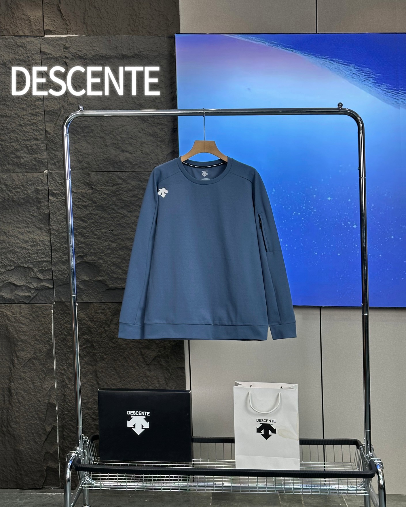 💰230
DESCENTE/迪桑特秋季新款高克重三色口袋卫衣长袖
迪家最新柜款 面料也是今年刚出的最新款300克高弹100的聚酯纤维 自带棉柔感
克重高 挺阔有型卫衣 保暖舒适 品质好 走线做工好 袖子有拉链口袋装饰 袖口下摆带有8厘米本布收口 防风 活动方便
四面高弹 延展性好 关键不起球 耐穿耐洗 ,久穿不变形
垂感好,简单高级 ,宽松版型收下摆围 修饰身材
色调高级显年轻 不分年龄段 喜欢简约的 闭眼入
颜色:黑色 夜兰 秋黄
尺码:M-3XL
M码
肩宽45.5 胸围110衣长67袖长61建议体重100-120斤
L码
肩宽47胸围114衣长69袖长62 建议体重 120-140斤
XL码
肩宽48胸围118衣长71袖长63.5建议体重140-160斤
2XL码
肩宽49.5胸围122衣长73袖长65建议体重160-180斤
3XL码
肩宽51胸围126衣长75袖长66建议体重180-200斤