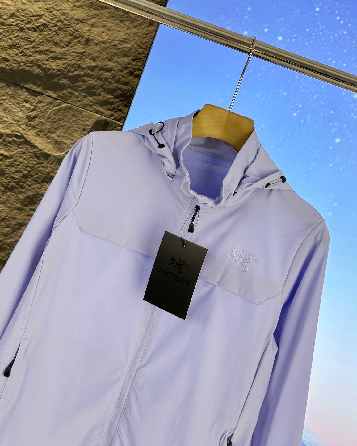 Arc'teryx Chaqueta Ligera con Capucha y Protección Solar para Hombre y Mujer 9 a1749653688414 6447