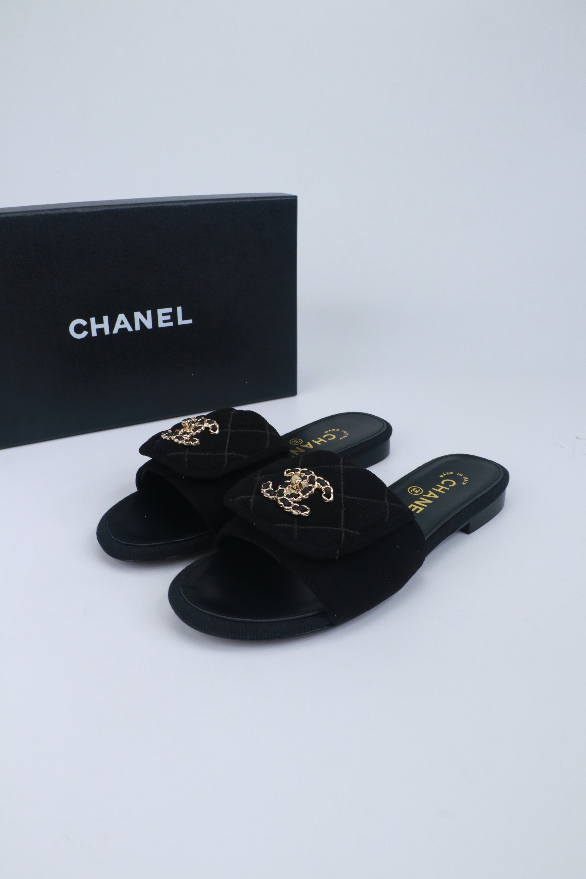 NO:780427,Chanel 26C new double C slippers!  This season's Mi'er looks so good when she drags her feet up, making her feet look huge and slender. They are so gray and so classy!  Sheepskin upper, sheepskin lining, leather outsole, flat bottom Size: 35-39 (ordered at 40/41), slippers, chanel, slippers, sheepskin, Leather soles19860909Chanel 26C新款双C拖鞋！ 这一季的蜜儿拖上脚太好看了 上脚巨显细长 灰常滴高级！ 鞋面羊皮 内里羊皮 真皮大底 平底 Size:35-39（40/41订）,拖鞋,chanel,slippers,sheepskin,Leather soles,Women's Shoes