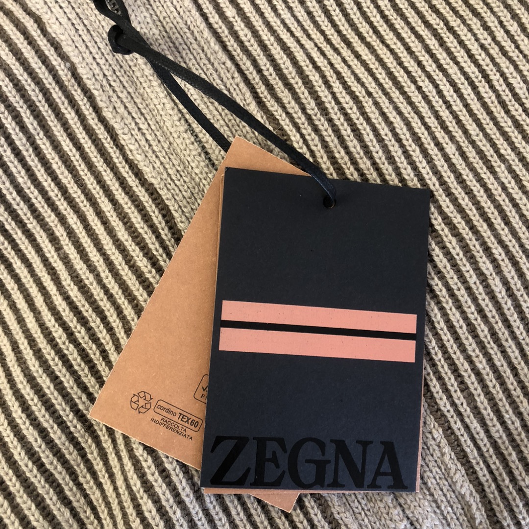 杰尼亚坑条拉链针织外套采用羊毛混纺面料制作！经典坑条设计