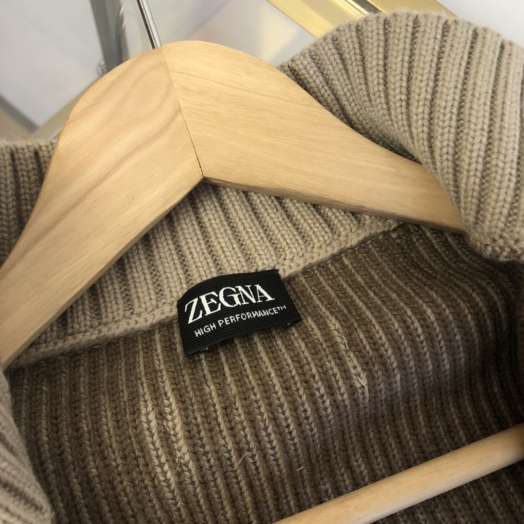 杰尼亚坑条拉链针织外套采用羊毛混纺面料制作！经典坑条设计