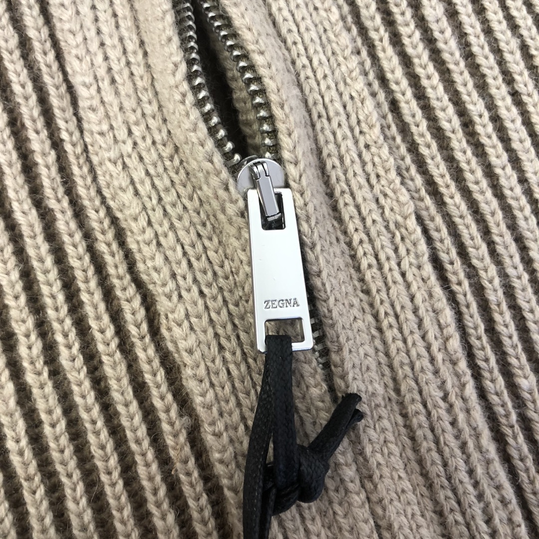 杰尼亚坑条拉链针织外套采用羊毛混纺面料制作！经典坑条设计