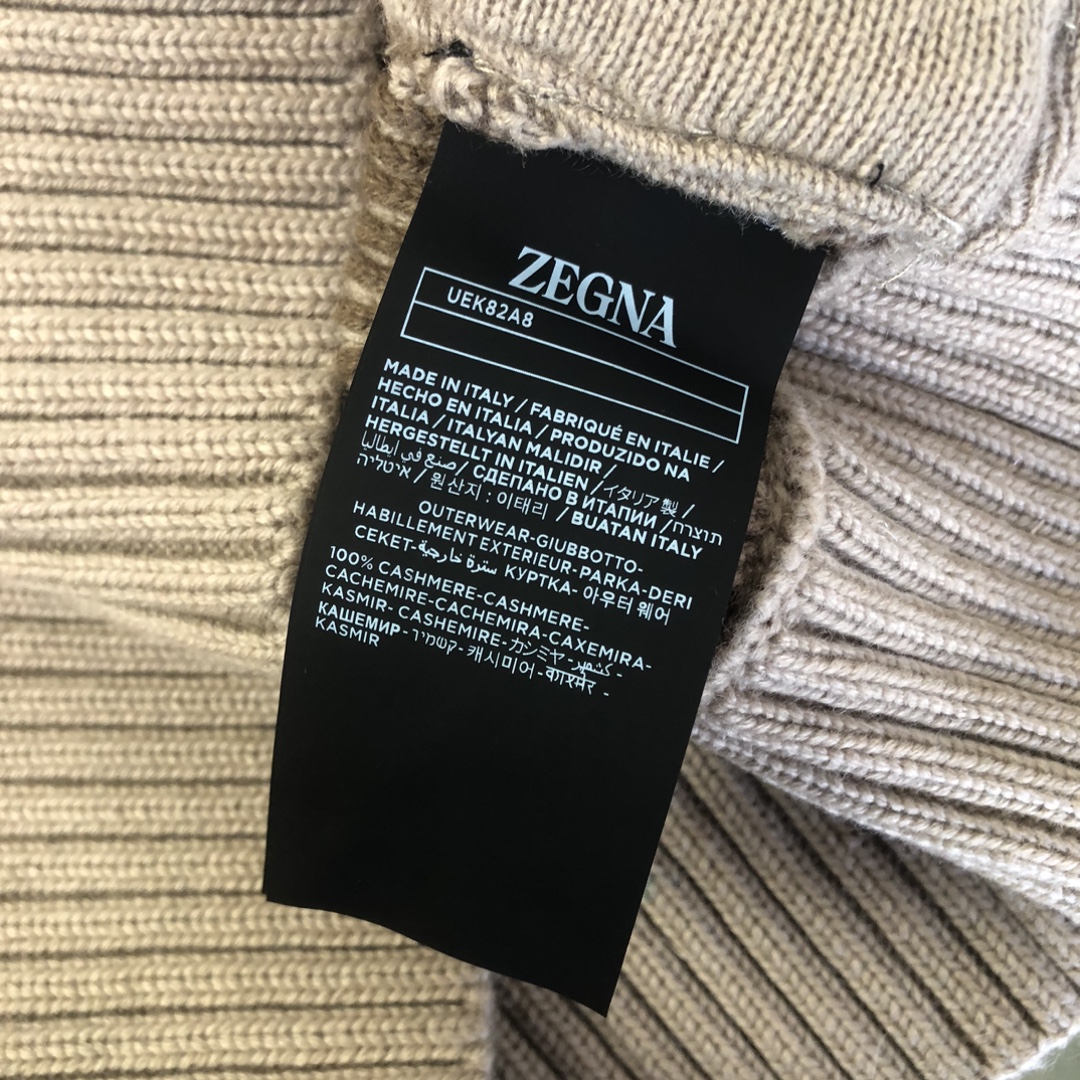 杰尼亚坑条拉链针织外套采用羊毛混纺面料制作！经典坑条设计