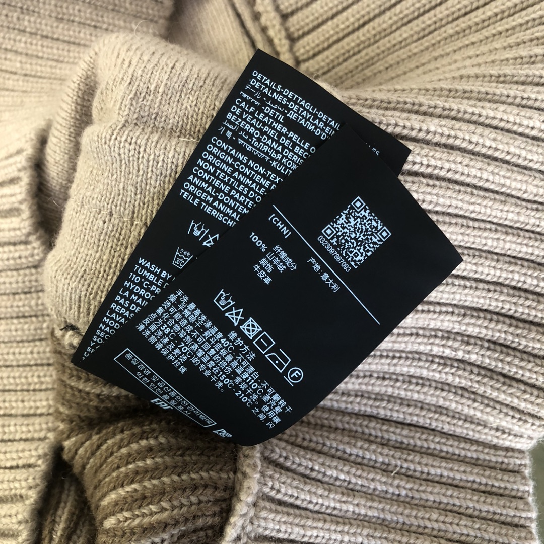 杰尼亚坑条拉链针织外套采用羊毛混纺面料制作！经典坑条设计