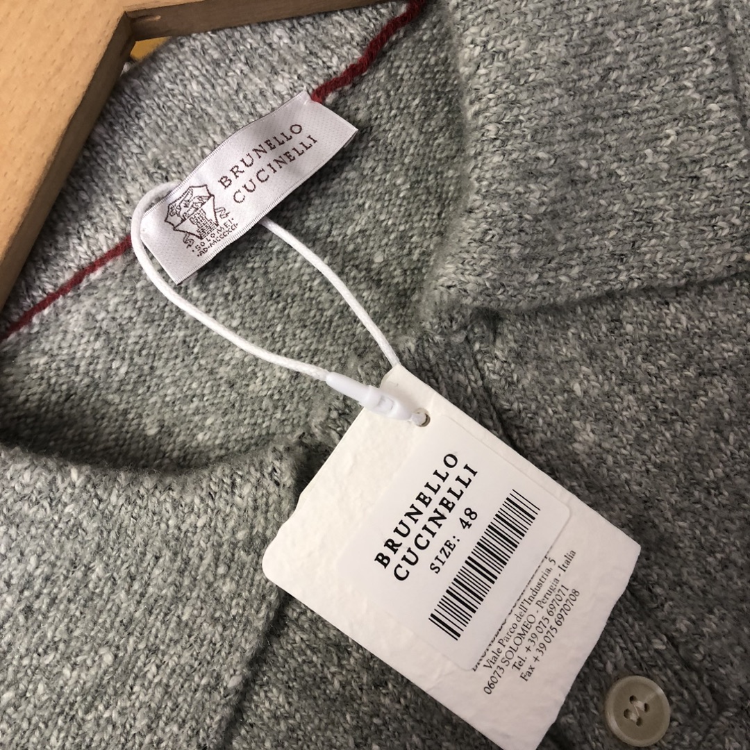 BC翻领针织毛衣采用羊毛混纺面料制作！净色设计，低调风格两色可选