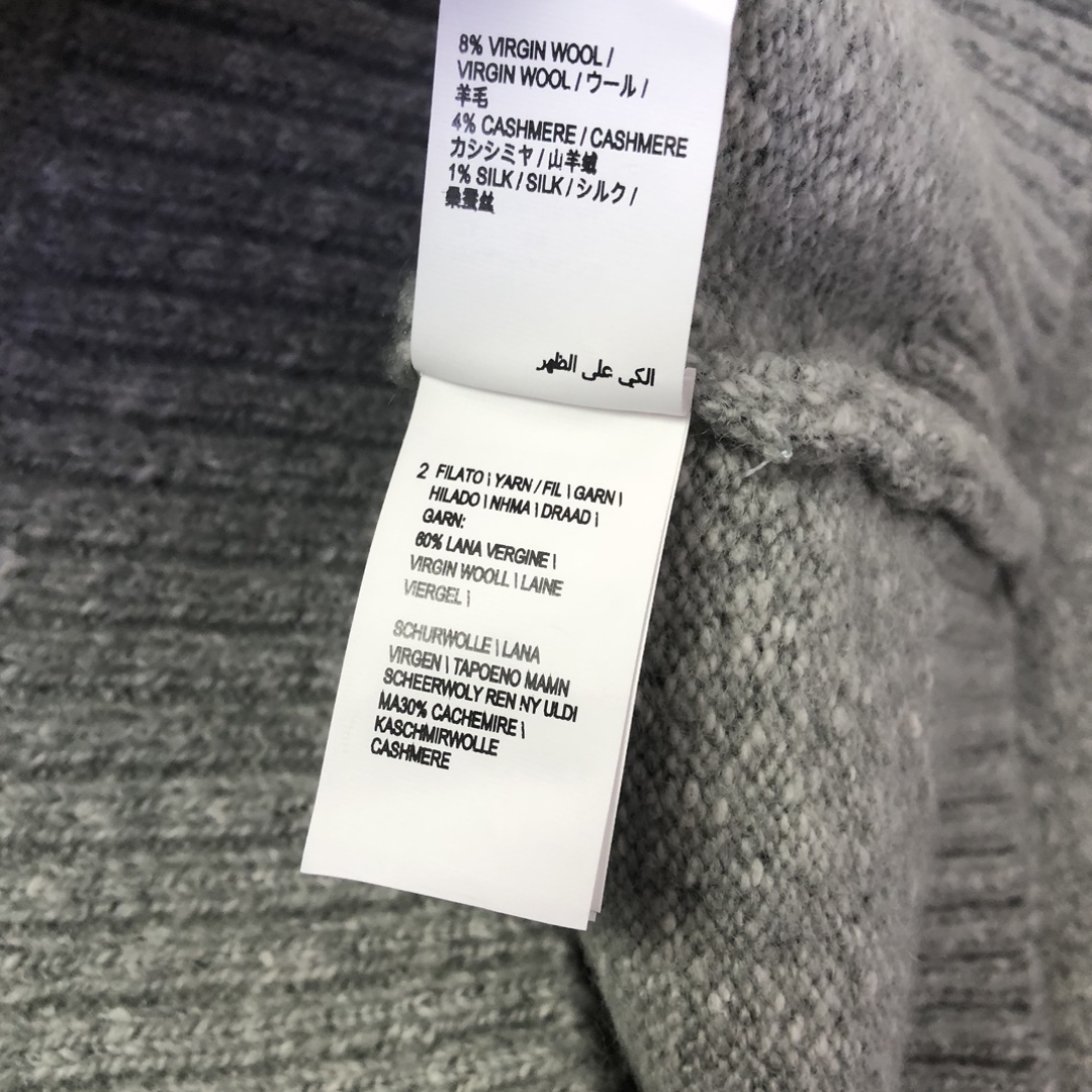 BC翻领针织毛衣采用羊毛混纺面料制作！净色设计，低调风格两色可选