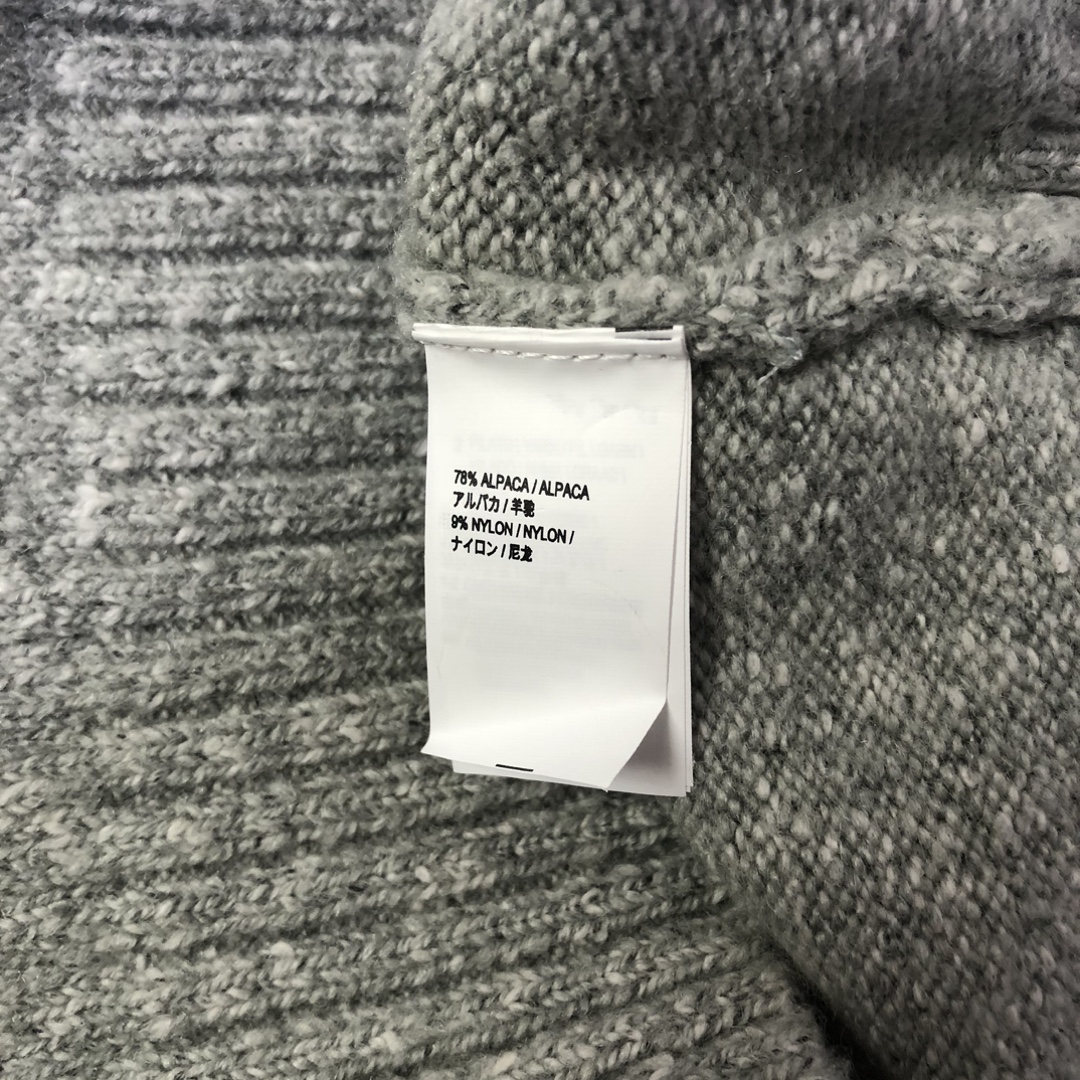 BC翻领针织毛衣采用羊毛混纺面料制作！净色设计，低调风格两色可选