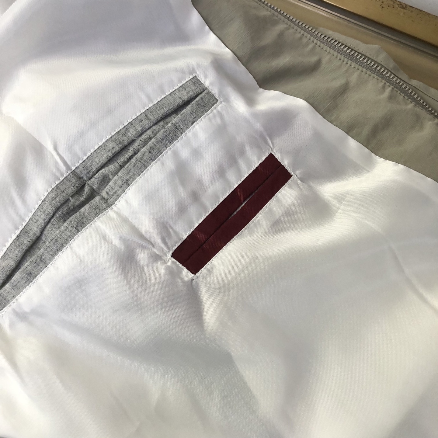 bc立领棉华达呢短夹克功能性与休闲优雅的平衡融合，定义了这款采用棉华达呢打造短夹克的风格。品牌通过对材质