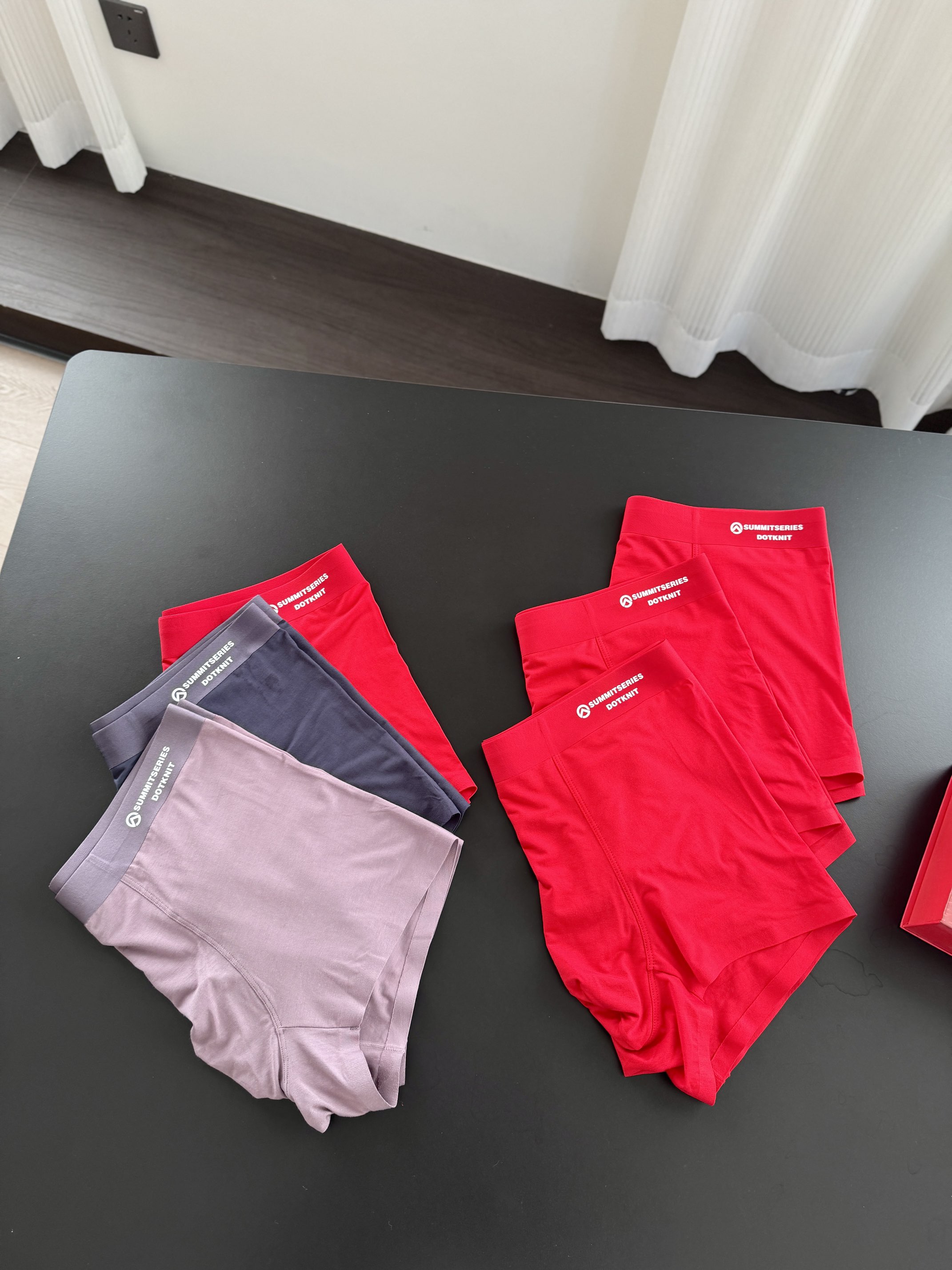 135💰（编号3）
TNF北面男士平角内裤新年礼盒装❤️
山海为念，红运随行～以专业户外科技为内核，糅合中式红运美学，为日常穿着赋予硬核舒适与新春意趣！莫代尔混纺面料轻柔丝滑的扒在身上，穿一天下来有种悄无声息正在真空上阵的感觉，穿了就上瘾！里三层外三层套大棉裤都没负担！枪弹稳固不乱晃，它懂你的贴身需求！

红色+蓝色+灰紫/红色+红色+红色，一组三条装，不止是过年那段时间能穿，马年开运从它开始！

主料：91%莫代尔9%氨纶；里料：94%再生纤维素纤维4.6%氨纶1.4%聚酯纤维！80支莫代尔+进口氨纶面料，完全没有摩擦！就是双皮奶那种duangduang的感觉，穿过你就会爱上！你就品吧！

柔软细腻的混纺面料具有优越的吸湿性能，并且吸湿性是纯棉的将近50倍！强度也要比棉质内裤要好！触感爽滑，润润的弹感，垂坠不沾身，不起球不变形不掉色，贴身舒适不受身材体型的限制，即使反复拉扯 也能百分百恢复原型

双层里裆面料给兄弟更多呵护！柔软细腻且透气，密密麻麻的都是透气孔！一点不会闷热，穿一整天也不容易产生异味！

平角短裤设计长度刚刚好，上身的贴合度更高，裆部裁剪符合男性的生理结构，立体U型囊袋形成独立一室一厅空间，不会卡裆！温柔兜底，运动也不会过重的晃荡！

高腰松紧超薄腰头，全方面减负，舒适贴合，大腿位置为减轻摩擦采用压胶工艺，细节处采用弹力线立体支撑，没有丝毫的色差！侧边印花压的很牢固，后腰水洗标都是无痕的

🔺Size：L、XL、2XL、3XL
红色+蓝色+灰紫/红色+红色+红色
一组三条装❗️

L码建议体重120斤
XL码建议体重120-140斤
2XL码建议体重140-160斤
3XL码建议体重160-180斤