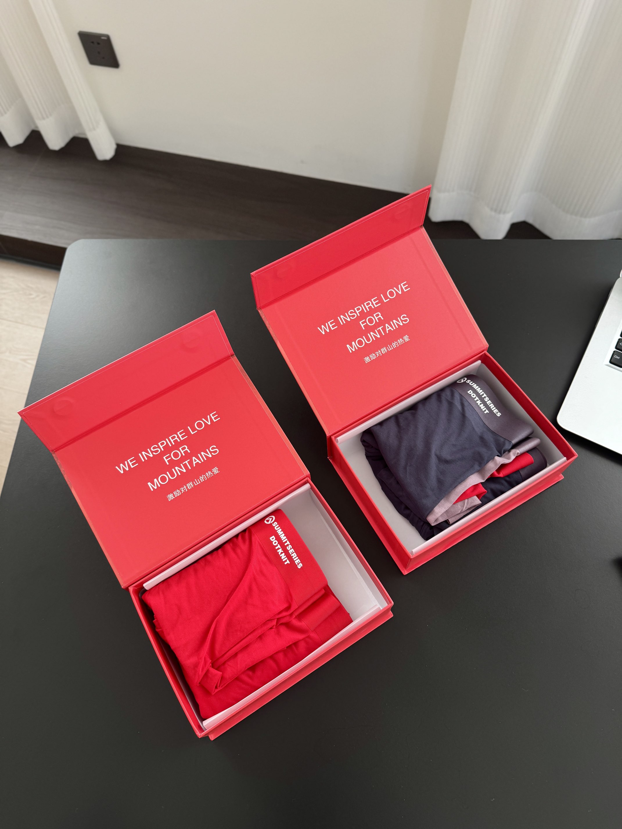 135💰（编号3）
TNF北面男士平角内裤新年礼盒装❤️
山海为念，红运随行～以专业户外科技为内核，糅合中式红运美学，为日常穿着赋予硬核舒适与新春意趣！莫代尔混纺面料轻柔丝滑的扒在身上，穿一天下来有种悄无声息正在真空上阵的感觉，穿了就上瘾！里三层外三层套大棉裤都没负担！枪弹稳固不乱晃，它懂你的贴身需求！

红色+蓝色+灰紫/红色+红色+红色，一组三条装，不止是过年那段时间能穿，马年开运从它开始！

主料：91%莫代尔9%氨纶；里料：94%再生纤维素纤维4.6%氨纶1.4%聚酯纤维！80支莫代尔+进口氨纶面料，完全没有摩擦！就是双皮奶那种duangduang的感觉，穿过你就会爱上！你就品吧！

柔软细腻的混纺面料具有优越的吸湿性能，并且吸湿性是纯棉的将近50倍！强度也要比棉质内裤要好！触感爽滑，润润的弹感，垂坠不沾身，不起球不变形不掉色，贴身舒适不受身材体型的限制，即使反复拉扯 也能百分百恢复原型

双层里裆面料给兄弟更多呵护！柔软细腻且透气，密密麻麻的都是透气孔！一点不会闷热，穿一整天也不容易产生异味！

平角短裤设计长度刚刚好，上身的贴合度更高，裆部裁剪符合男性的生理结构，立体U型囊袋形成独立一室一厅空间，不会卡裆！温柔兜底，运动也不会过重的晃荡！

高腰松紧超薄腰头，全方面减负，舒适贴合，大腿位置为减轻摩擦采用压胶工艺，细节处采用弹力线立体支撑，没有丝毫的色差！侧边印花压的很牢固，后腰水洗标都是无痕的

🔺Size：L、XL、2XL、3XL
红色+蓝色+灰紫/红色+红色+红色
一组三条装❗️

L码建议体重120斤
XL码建议体重120-140斤
2XL码建议体重140-160斤
3XL码建议体重160-180斤