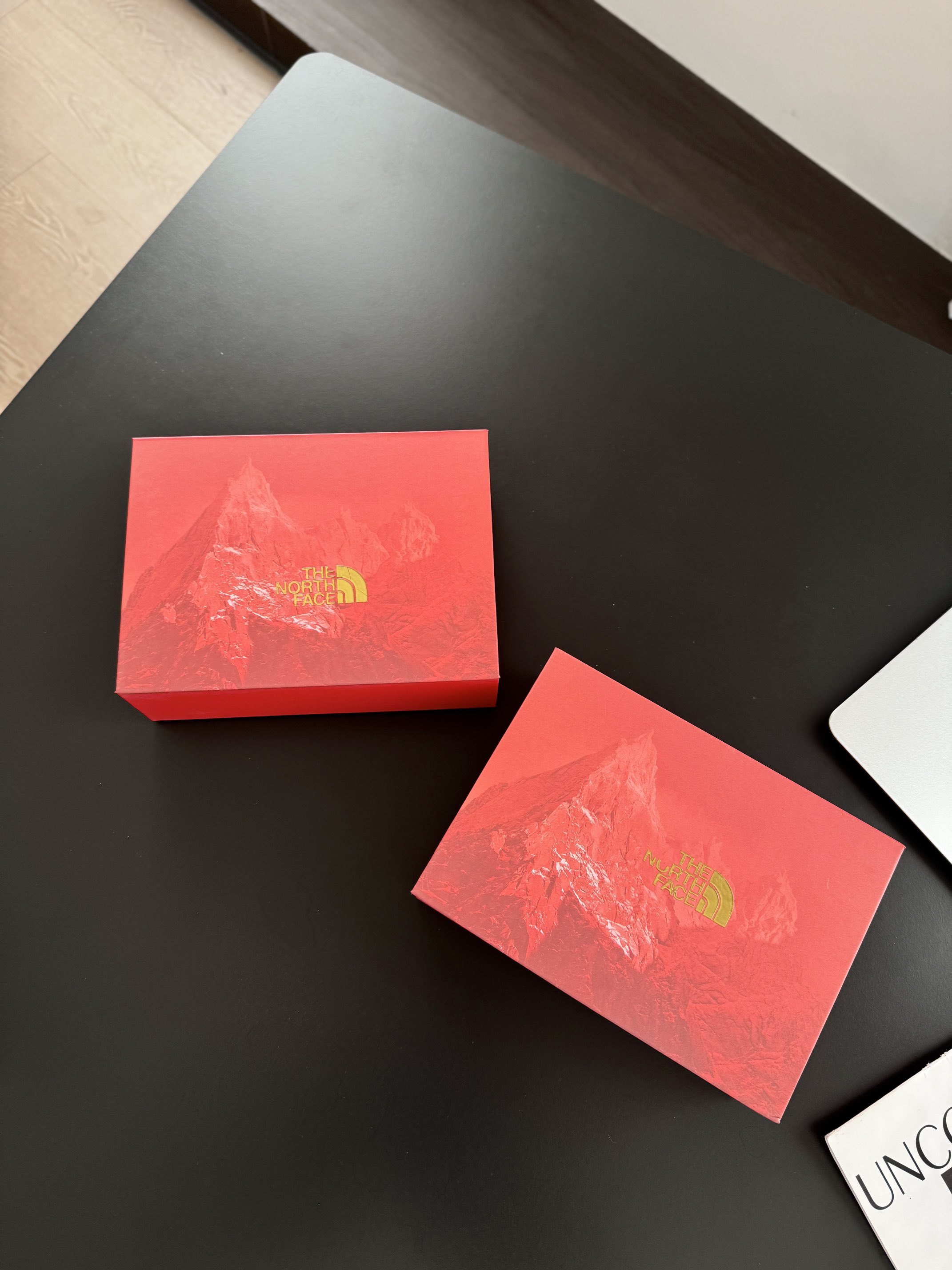 135💰（编号3）
TNF北面男士平角内裤新年礼盒装❤️
山海为念，红运随行～以专业户外科技为内核，糅合中式红运美学，为日常穿着赋予硬核舒适与新春意趣！莫代尔混纺面料轻柔丝滑的扒在身上，穿一天下来有种悄无声息正在真空上阵的感觉，穿了就上瘾！里三层外三层套大棉裤都没负担！枪弹稳固不乱晃，它懂你的贴身需求！

红色+蓝色+灰紫/红色+红色+红色，一组三条装，不止是过年那段时间能穿，马年开运从它开始！

主料：91%莫代尔9%氨纶；里料：94%再生纤维素纤维4.6%氨纶1.4%聚酯纤维！80支莫代尔+进口氨纶面料，完全没有摩擦！就是双皮奶那种duangduang的感觉，穿过你就会爱上！你就品吧！

柔软细腻的混纺面料具有优越的吸湿性能，并且吸湿性是纯棉的将近50倍！强度也要比棉质内裤要好！触感爽滑，润润的弹感，垂坠不沾身，不起球不变形不掉色，贴身舒适不受身材体型的限制，即使反复拉扯 也能百分百恢复原型

双层里裆面料给兄弟更多呵护！柔软细腻且透气，密密麻麻的都是透气孔！一点不会闷热，穿一整天也不容易产生异味！

平角短裤设计长度刚刚好，上身的贴合度更高，裆部裁剪符合男性的生理结构，立体U型囊袋形成独立一室一厅空间，不会卡裆！温柔兜底，运动也不会过重的晃荡！

高腰松紧超薄腰头，全方面减负，舒适贴合，大腿位置为减轻摩擦采用压胶工艺，细节处采用弹力线立体支撑，没有丝毫的色差！侧边印花压的很牢固，后腰水洗标都是无痕的

🔺Size：L、XL、2XL、3XL
红色+蓝色+灰紫/红色+红色+红色
一组三条装❗️

L码建议体重120斤
XL码建议体重120-140斤
2XL码建议体重140-160斤
3XL码建议体重160-180斤