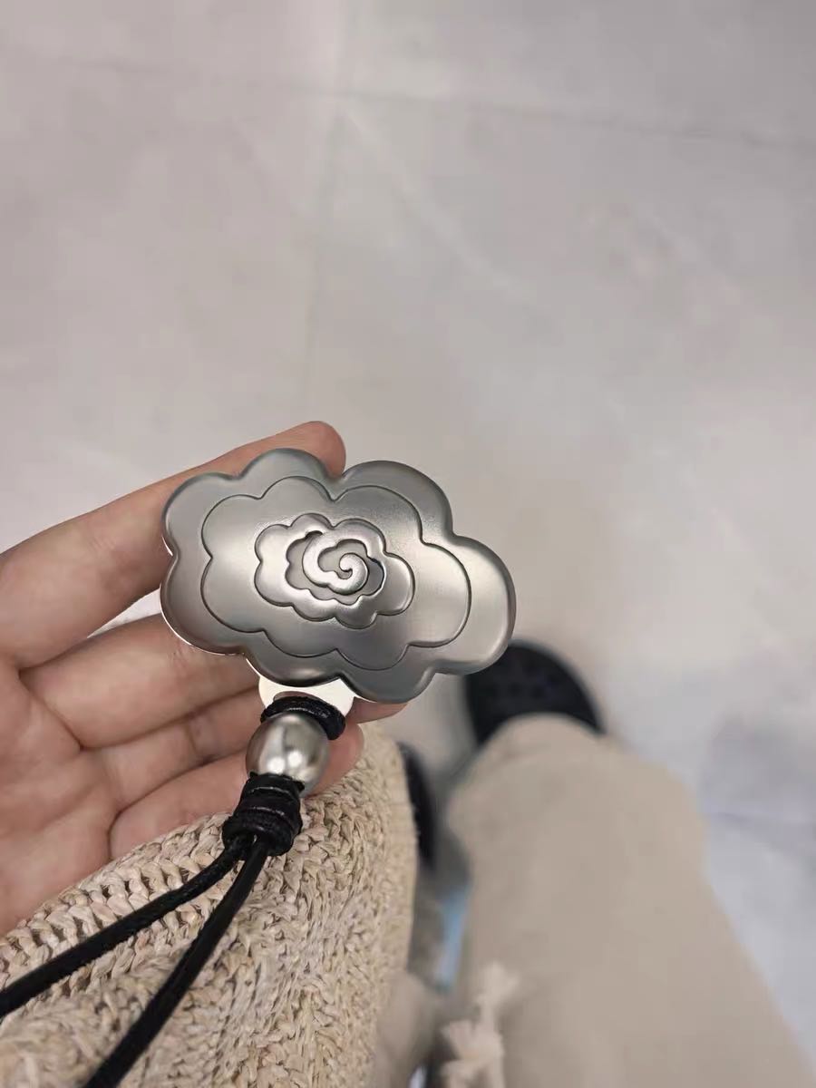 Fragrance emerges from cloud motifs - Perfume 7