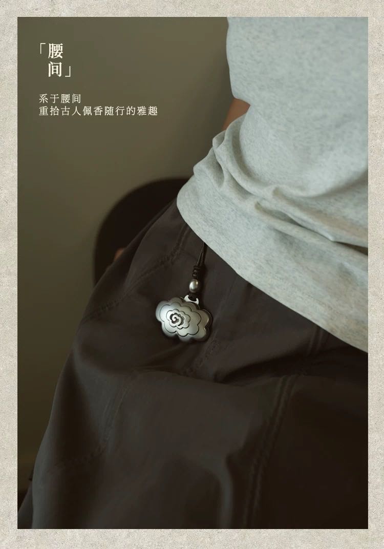 Fragrance emerges from cloud motifs - Perfume 4