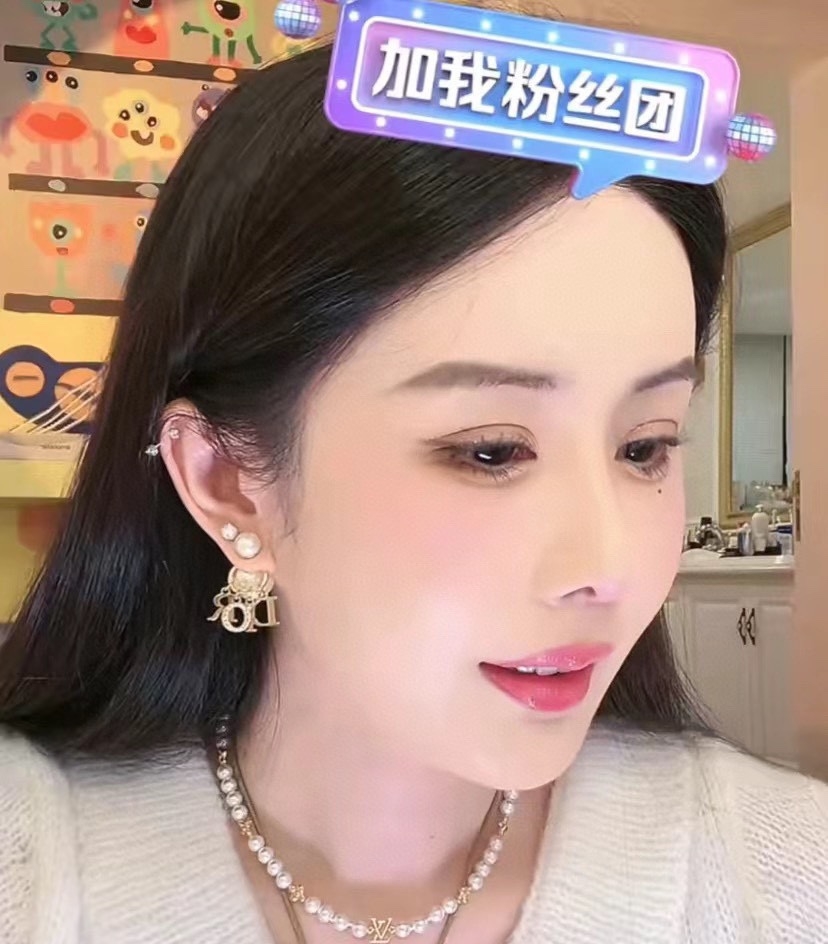 Dior 迪奥 字母耳钉 5