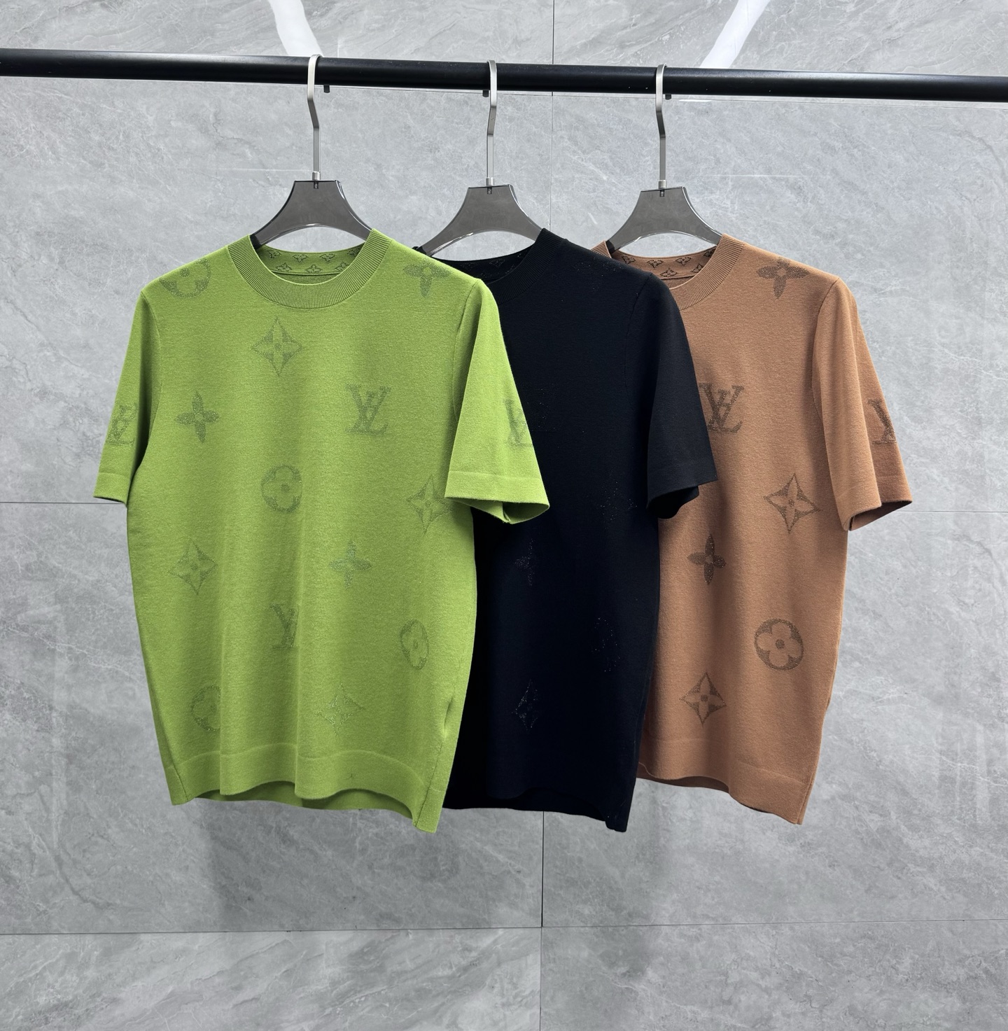 NO:520849,1V Autumn Embroidery Wool T-shirt Logo Inlay Pattern Cashmere Blend Couple Knit Round Neck Short-Sleeve T-shirt Early Autumn New Season Short-Sleeve, Classic Knitted Style Combined with Classic Presbyterian Embroidery Pattern, High-end Customized Cashmere Yarn Polyester Fibers are not easy to deform, and feels smooth, comfortable and soft. The craftsmanship uses wool knitted with presbyterian patterns, and the wash-water treatment style is versatile. The same series for men and women, a full set of logo presbyterian auxiliary materials are customized!  Modern art knitting series short T, the most comfortable enjoyment, the fun and profound make the fashion and luxury feel purer. The new mainstream style is elegant, and the inner wear is out of date. It highlights the fashionable and trendy style and exudes a low-key and noble temperament. The high-end wool polyester fiber yarn is made of CNC knitting, ensuring the super texture of the finished product. The knitting technique is extremely fine, and the thickness is evenly divided and separated. Comfortable and softer. The old-fashioned pattern Vuit*on knitting is renewed to interpret the charm of the brand. Freshness and vitality show the fashionable and elegant and luxurious fashion temperament. Men and women are the same color. Yellow, green, black. Size: M-3XL. M.: Bust 96cm-shoulder width 38cm-long 65cm L.: Bust 100cm-shoulder width 40cm-shoulder length 66cm  XL size: bust 104cm-shoulder width 42cm-clothes length 67cm 2XL size: bust 108cm-shoulder width 44cm-clothes length 69cm 3XL size: bust 112cm-shoulder width 46cm-clothes length 70cm, T-shirt,tees, t-shirt,alexander wang19860909秋季新款1V 老花刺绣毛织T恤标识嵌花图案羊绒混纺情侣款针织圆领短袖T恤 早秋新一季短袖,经典的针织风格结合经典的老花刺绣图案,高级定制处理羊绒纱线聚酯纤维不易变形,手感顺滑舒适柔软 了,工艺采用老花图案的羊毛针织,过洗水处理版型百搭 ,男女同款系列,全套logo老花辅料定制！ 现代艺术针织系列短T,最舒适的享受,趣味深邃让时尚奢感更纯粹.全新主流款优雅设计,单穿内搭都不过时.彰显的时尚潮流风格,散发低调高贵气质.高级羊毛聚酯纤维纱线采用数控针织而成,确保了成品的超级质感,针织手法更是精细无比,粗细均匀的分花隔色.舒适柔软更随搭. 老花图案Vuit*on针织焕新诠释了品牌的魅力.清新活力彰显时尚潮流雍容华贵的时尚气质. 男女同款 颜色土黄色 绿色 黑色 尺码:M-3XL码 M码:胸围96cm-肩宽38cm-衣长65cm L码:胸围100cm-肩宽40cm-衣长66cm XL码:胸围104cm-肩宽42cm-衣长67cm 2XL码:胸围108cm-肩宽44cm-衣长69cm 3XL码:胸围112cm-肩宽46cm-衣长70cm,,T-shirt,tees，t-shirt,alexander wang,Men's clothing