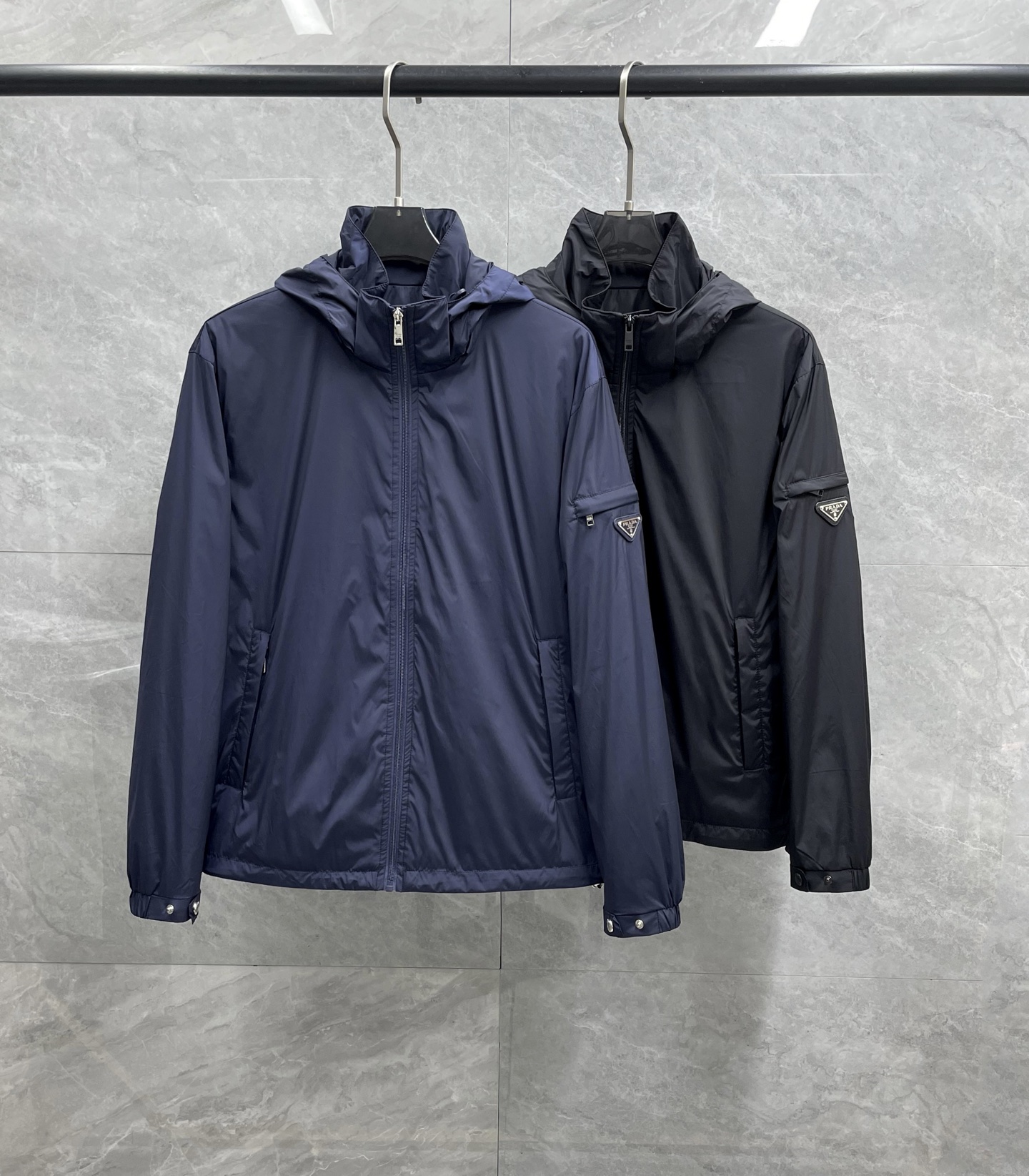 NO:527440,Taiwan Yibi Trading Company Channel Products PD Family Sleeve Arm Triangle Mark Series! New Spring, Autumn and Winter Business Casual Zipper Men's Sleeve Arm Metal Triangle Mark Decorative Thin Cotton Hooded Jacket Jacket Men's Most Expected Boutiques are coming, high-end customized fabrics and classic metal triangle mark thin cotton hooded jackets, let you feel what is truly high luxury and connotation!  Fabric Selection is made of professionally customized technology fabrics from PD. The surface is neat and smooth and shiny. The texture is obvious through the screen. It is matched with a super breathable and hygroscopic lining. The upper body is comfortable, light and not stuffy, giving you the most enjoyable wearing experience!  The sleeves are decorated with the brand's iconic triangular metal and exquisite and clear logo details, which perfectly enhance the overall luxury and class, and can get a high-end luxury atmosphere at a glance!  The basic conventional hooded jacket has a versatile and simple upper body, and is breathable and comfortable inside, and it can easily deal with various occasions and environments. It is undoubtedly a must-have item for daily commuting!  Color black Navy Size Recommended (Normal Edition) M-3XL Size M Size 48 Bust 110 Long 68 Sleeve Long 61 L Sleeve Long 49 Bust 114 Long 69 Sleeve Long 62 Xl Sleeve wide 50 Bust 118 Long 70 Sleeve Long 63 Xxl Sleeve wide 51 Bust 122 Long 71 Sleeve long 64 3Xl Sleeve wide 52 Bust 126 Long 72 Sleeve long 65, Dior, Jackets & coats, Jackets & coats, Hats, Alexander wang19860909台湾意比贸易公司渠道货 PD家族袖臂三角标系列!春秋冬新品商务休闲拉链男士袖臂金属三角标装饰薄棉连帽夹克外套 男士们最为期待的精品狠货重磅来袭,高端定制面料与经典金属三角标薄棉连帽外套,让你感受到什么叫真正的高奢有内涵！面料精选PD家专业定制的科技面料制成,表面整洁光滑且富有光泽,质感透过屏幕都显而易见,搭配超透气吸湿内衬,上身舒适轻盈不闷热,给你最为享受的穿着体验！袖臂以品牌标志性三角金属点缀,精致清晰的Logo细节,完美提升了整体的奢华档次感,一眼就能Get到的高端奢华气息！基础常规的连帽夹克版型裁剪,上身百搭简约不挑人,内里透气舒适,轻松应对各种场合与环境,属于日常通勤必备的臻品无疑！ 颜色黑色 藏青色 尺码推荐（正常版）M-3XL码 M码肩宽48胸围110衣长68袖长61 L码肩宽49胸围114衣长69袖长62 Xl码肩宽50胸围118衣长70袖长63 Xxl码肩宽51胸围122衣长71袖长64 3Xl码肩宽52胸围126衣长72袖长65,,dior,jackets & coats,jackets & coats,hats,alexander wang,Men's clothing