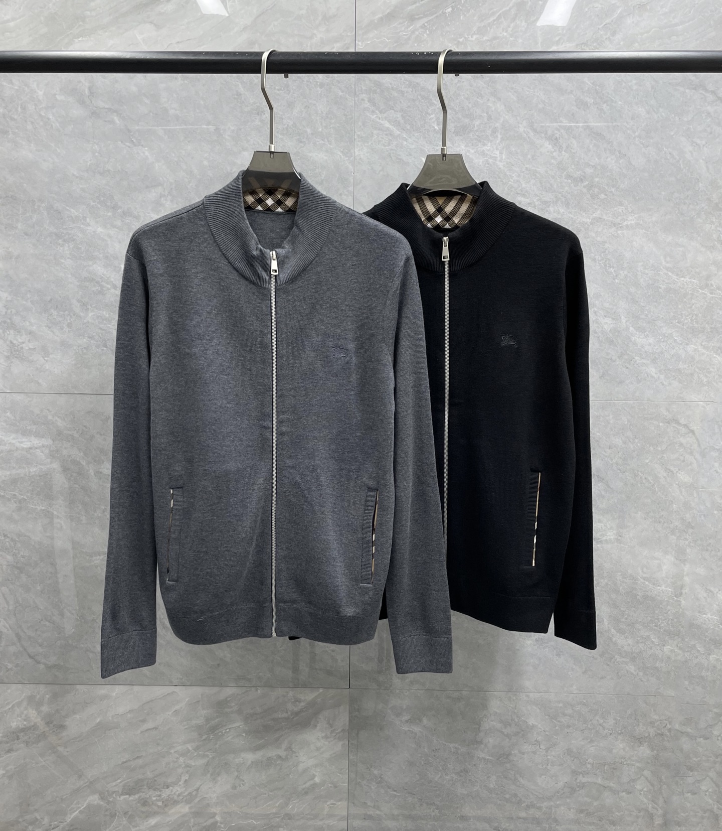 NO:527443,BUR Ace Channel Order!  The latest products of autumn and winter, light luxury sports and leisure series, war horse embroidery, simple urban inner plaid zipper design, men and women, same wool mulberry silk blend, stand-up collar knit cardigan, undoubtedly the pinnacle, BUR London series' latest cardigan, inner plaid design, inner plaid T-shirt with round neck, outer knit cardigan unique design!  A simple, light and stylish stand-up cardigan jacket that is easy to wear, high-end and fashionable every year is logged in. This is a classic among the classics in the Bur series, and is even less than the iconic sweater of the family. Especially after the new creative director joined, this series, which is unique in business and leisure, has become more and more fashionable and personal, and is also more and more in line with the current trendy aesthetic needs!  The latest wool mulberry silk blended material of BUR is made of comfortable, soft and delicate, and the touch is simply a pleasure. The silk surface looks extremely flat and straight, and the warp and weft thread have been specially processed, and the silk bones are firm and soft, which can easily meet various outdoor scene needs!  This model is equipped with the most classic black series, which is very classic and has a very simple high-end urban style!  It uses simple color schemes to create a high-end feel, and the overall layout is also more relaxed. The chest is decorated with classic war horse embroidery logo elements, which perfectly highlights the brand performance. It is simple, atmospheric and clear, and has a strong sense of attributes!  Color black grey Size recommendation (normal version) M-3XL size M size shoulder width 45 bust 104 clothes length 67 sleeve length 61 L size shoulder width 46 bust 108 clothes length 68 sleeve length 62 XL size shoulder width 47 bust 112 clothes length 69 sleeve length 63 2XL size shoulder width 48 bust 116 clothes length 70 sleeve length 64 3XL size shoulder width 49 bust 120 clothes length 71 sleeve length 65, burberry, jackets & coats, sweaters,tees, t-shirt, alexander wang19860909BUR王牌渠道订单！秋冬新品最新品轻奢运动休闲系列战马刺绣简约都市内里格纹拉链设计男女同款羊毛桑蚕丝混纺打造立领针织开衫 毫无疑问的巅峰狠货,BUR伦敦系列的最新款开衫,内里格纹设计,内里搭配圆领T恤,外层针织开衫独特设计！一款简约轻便有型穿出性能,穿出高级,穿出时尚的BUR每一年都会登录的立领开衫外套,这是Bur系列中经典中的的经典,甚至比起其家族标志性的毛衣来说都不遑多让,尤其是在新任创意总监加入之后,这个独属于商务休闲的系列变得越来越新潮越来越个性,同样也越来越符合当下的潮流审美所需！ 面料精选BUR最新的羊毛桑蚕丝混纺材质打造,舒适,柔软,细腻,触感简直是一种享受,绸面显得异常平挺,并由于经、纬线经过特殊加工,绸的身骨坚挺而柔软,轻松的应对各种户外场景需求！此款配置了最为经典的黑色系打造,十分经典,十分简约的高级都市风！采用简单的配色营造高级感,并且整体的版型配置也是偏向于宽松型打造,胸前是经典战马刺绣logo元素点缀,完美的凸显了品牌性能,简单大气又明了,属性感极强！ 颜色黑色 灰色 尺码推荐（正常版）M-3XL码 M码肩宽45胸围104衣长67袖长61 L码肩宽46胸围108衣长68袖长62 XL码肩宽47胸围112衣长69袖长63 2XL码肩宽48胸围116衣长70袖长64 3XL码肩宽49胸围120衣长71袖长65,,burberry,jackets & coats,sweaters,tees，t-shirt,alexander wang,Men's clothing