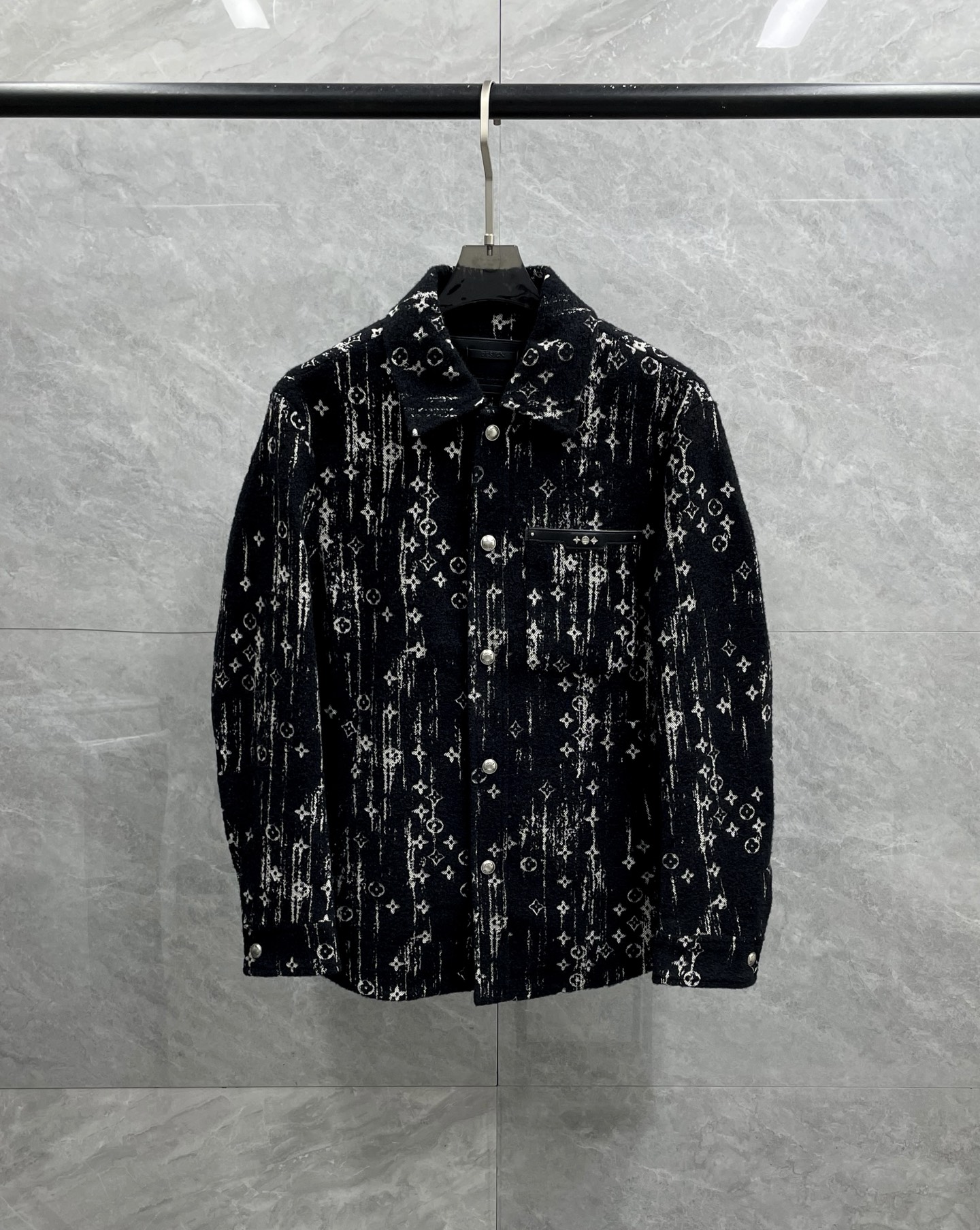 NO:527446,Trading companies have sparse channels, produced by original OEM in Italy, Louis Family, 25-year-old autumn and winter new products, 1V full-body logo, presbyopia casual cotton nylon blended fabric, casual and fashionable jacket, extremely important fabrics for high-end products are chosen with good plasticity, the customized fabric is made of nylon blended fabric is crisp and stylish, and the Louis family's old-fashioned color woven jacquard pattern texture also makes this jacket more visually more lively and active, demonstrating the weaving level of the brand's high-end clothing, and through the unique fabric spinning process, comfort is raised to a new level!  !  !  The four-alloy accessories are customized, revealing a faint golden light, and are luxurious in low-key. Warm and wise, both solemn and harmonious, casual and versatile, opening your autumn from here!  Metal bright laser engraving buttons, paired with adjustable hem, express a special high-end fashion concept. This design is also a distinctive banner style of the high street today. It is a very representative product and more in line with the current aesthetics. Denim exclusive contrasting color lines, cut to hardware configurations, all of which are at the highest level of craftsmanship, and the details in each place are meticulous and exquisite!  The fabric is firm and stylish in the hand. Although it is casual and fashionable, it is actually an elegant and charming versatile item. Urban clothing and weekend travel are more fashionable and special. The highlight is full of charm in your every move. Color black Size M~3XL (48-56) M size bust 108 Shoulder width 44 Sleeve length 62-Clothes 71 L size bust 102 Shoulder width 45 Sleeve length 63-Clothes 72 XL size bust 112 Shoulder width 46 Sleeve length 64-Clothes 73 XXL size bust 116 Shoulder width 47 Sleeve length 65-Clothes 74 3XL size bust 120 Shoulder width 48 Sleeve length 66-Clothes 75,,louis vuitton,jackets & coats,jackets & coats,alexander wang19860909贸易公司渠道稀出,意大利原厂代工出品 路易家族 25年秋冬新品 男女同款1V满身logo老花休闲棉锦纶混纺面料休闲时尚外套 高端货品极为重要的面料选择了可塑性很好的材质,定制面料采用锦纶混纺面料挺括有型,满幅路易家老花色织提花图案纹理,也令这款夹克在视觉上更为灵动充满活性,彰显出品牌高级成衣的织造水准,通过独有的面料纺制工艺,将舒适度提升至全新高度！！！四合金配件统一定制,流露出淡淡的金黄亮光感,低调间尽显奢华.温润睿智,亦庄亦谐,休闲百搭,从这里打开属于你的秋天！ 金属亮光激光刻字纽扣,搭配可调节下摆表达特殊高端的时尚理念,并且这种设计也是当下高街的鲜明旗帜款式,十分具有代表性的产物,更加符合当下的审美.牛仔专属撞色走线,裁剪到五金的配置,都是走的最高级别的工艺等级,每一处的细节都是一丝不苟,相当考究！ 面料握在手里有挺括有型.虽说是休闲时尚,实为雅致迷人的百搭单品,都市着装和周末出行两相皆宜更加的时尚特别,看点十足在你举手投足间皆是风情流露. 颜色黑色 尺码M～3XL（48-56） M码胸围108肩宽44袖长62-衣长71 L码胸围102肩宽45袖长63-衣长72 XL码胸围112肩宽46袖长64-衣长73 XXL码胸围116肩宽47袖长65-衣长74 3XL码胸围120肩宽48袖长66-衣长75,,louis vuitton,jackets & coats,jackets & coats,alexander wang,Men's clothing