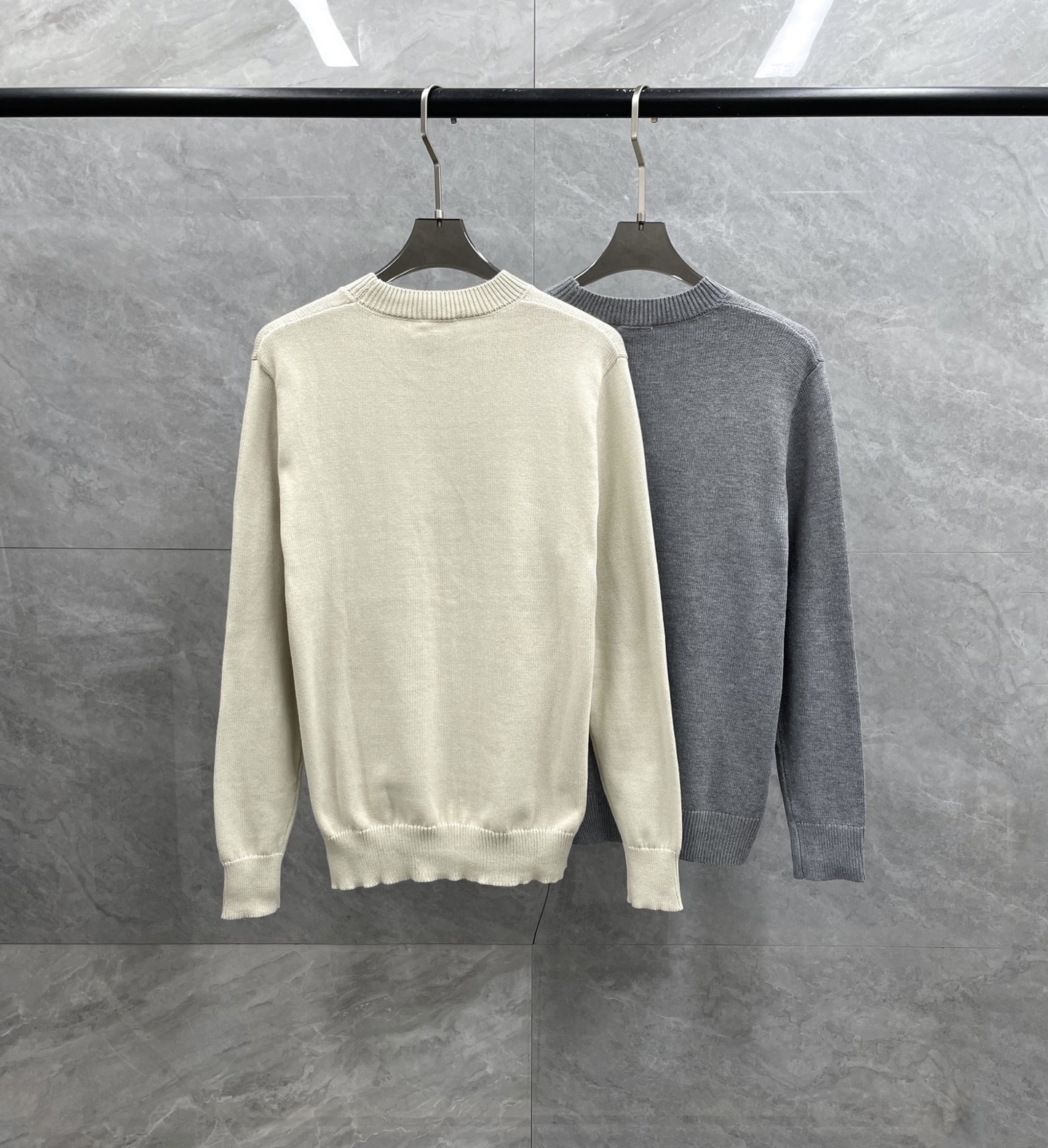 P285 官方主推售卖系列!BUR王牌渠道订单客供高定绵羊毛混纺面料字母战马刺绣logo图案男士时装款圆领羊毛衫/毛衣
整体的造型设计颇为惊艳,完美传承了B家族的基因,将独有的英伦文化与时装美学阐释到极致,有经典复古 字母logo战马刺绣元素,低调且时髦惊艳的细节处理,此细节属于灵魂式的注入,辨识度非常鲜明,满满的英伦腔调!
耐看又实穿,精致完美工艺!商务通勤与休闲兼备,都市时髦高级单品,配色简约轻熟内敛,大方且优雅十足,满足日常各种穿搭需求,无论内搭还是单穿都非常出彩!
颜色:灰色 卡其色
尺码推荐:M-3XL码(带弹力)
M码 : 肩宽40胸围98衣长66袖长61
L码:肩宽41胸围102衣长67袖长62
XL码:肩宽43胸围106衣长68袖长63
XXL码:肩宽45胸围110衣长69袖长64
3XL码:肩宽47胸围114衣长70袖长65