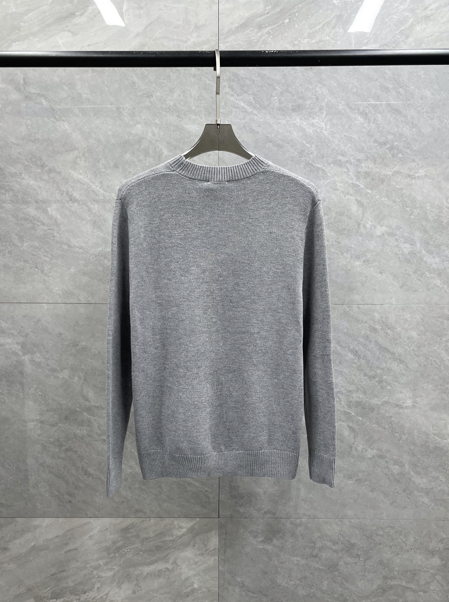 P285 官方主推售卖系列!BUR王牌渠道订单客供高定绵羊毛混纺面料字母战马刺绣logo图案男士时装款圆领羊毛衫/毛衣
整体的造型设计颇为惊艳,完美传承了B家族的基因,将独有的英伦文化与时装美学阐释到极致,有经典复古 字母logo战马刺绣元素,低调且时髦惊艳的细节处理,此细节属于灵魂式的注入,辨识度非常鲜明,满满的英伦腔调!
耐看又实穿,精致完美工艺!商务通勤与休闲兼备,都市时髦高级单品,配色简约轻熟内敛,大方且优雅十足,满足日常各种穿搭需求,无论内搭还是单穿都非常出彩!
颜色:灰色 卡其色
尺码推荐:M-3XL码(带弹力)
M码 : 肩宽40胸围98衣长66袖长61
L码:肩宽41胸围102衣长67袖长62
XL码:肩宽43胸围106衣长68袖长63
XXL码:肩宽45胸围110衣长69袖长64
3XL码:肩宽47胸围114衣长70袖长65