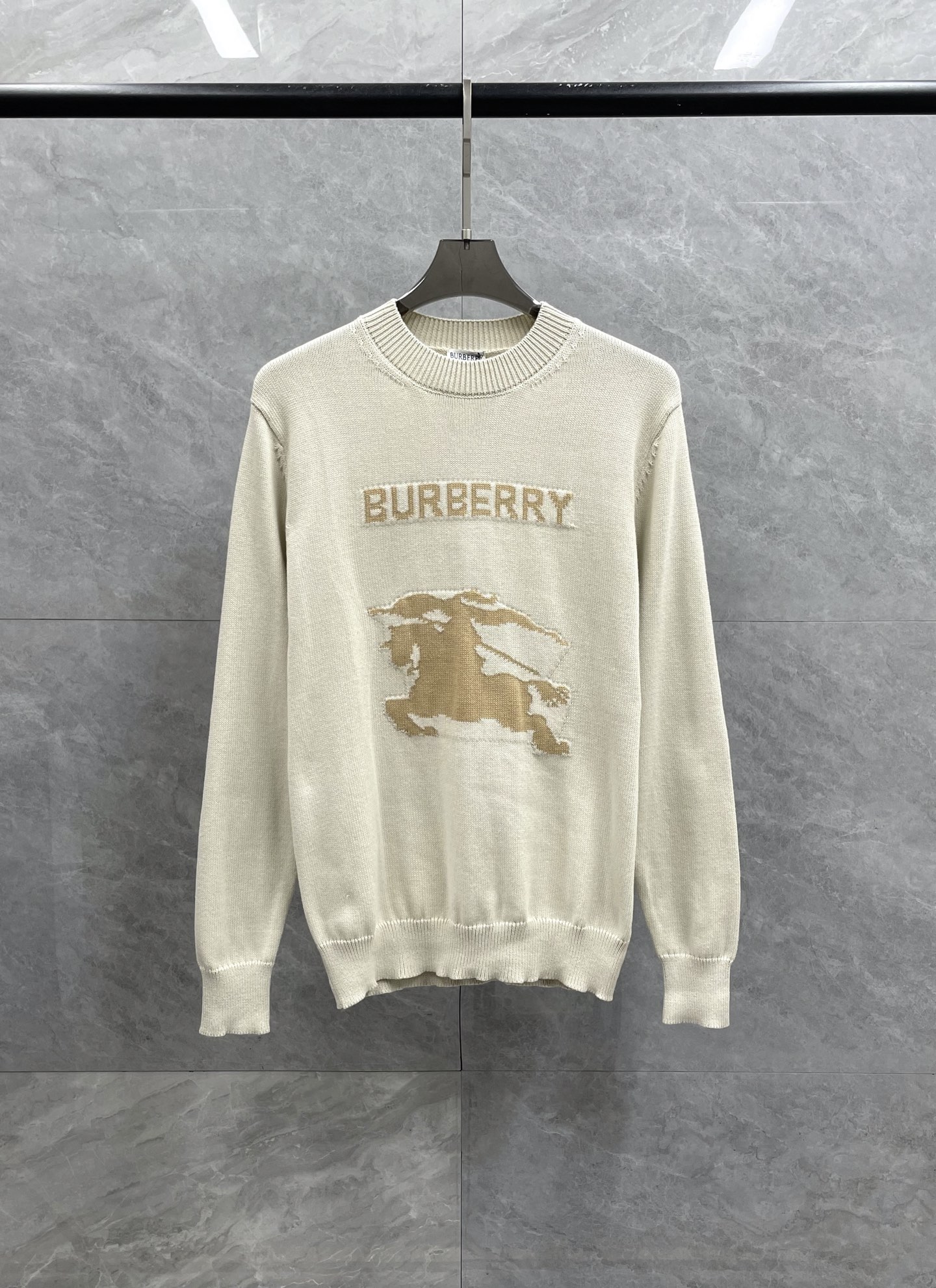 P285 官方主推售卖系列!BUR王牌渠道订单客供高定绵羊毛混纺面料字母战马刺绣logo图案男士时装款圆领羊毛衫/毛衣
整体的造型设计颇为惊艳,完美传承了B家族的基因,将独有的英伦文化与时装美学阐释到极致,有经典复古 字母logo战马刺绣元素,低调且时髦惊艳的细节处理,此细节属于灵魂式的注入,辨识度非常鲜明,满满的英伦腔调!
耐看又实穿,精致完美工艺!商务通勤与休闲兼备,都市时髦高级单品,配色简约轻熟内敛,大方且优雅十足,满足日常各种穿搭需求,无论内搭还是单穿都非常出彩!
颜色:灰色 卡其色
尺码推荐:M-3XL码(带弹力)
M码 : 肩宽40胸围98衣长66袖长61
L码:肩宽41胸围102衣长67袖长62
XL码:肩宽43胸围106衣长68袖长63
XXL码:肩宽45胸围110衣长69袖长64
3XL码:肩宽47胸围114衣长70袖长65