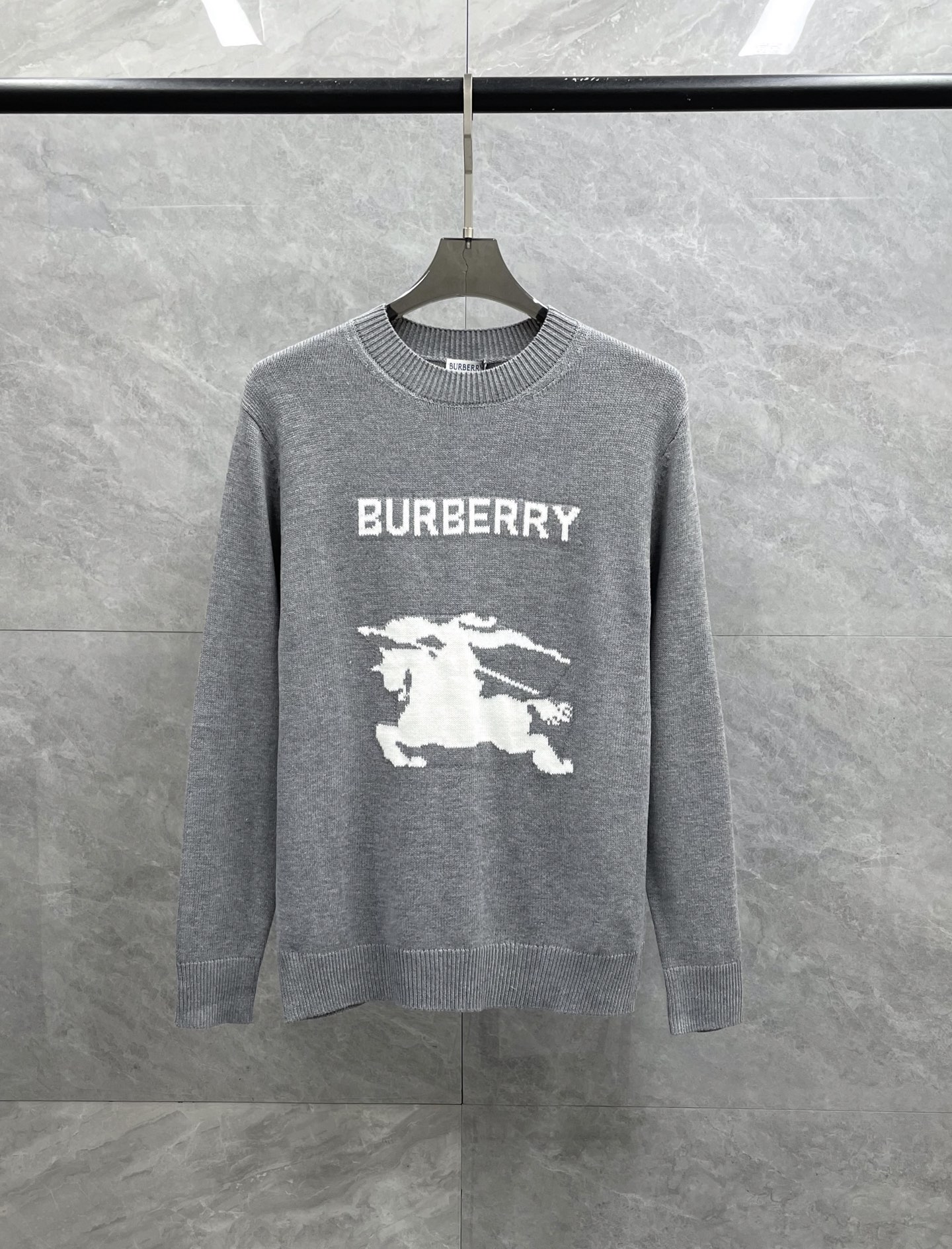 P285 官方主推售卖系列!BUR王牌渠道订单客供高定绵羊毛混纺面料字母战马刺绣logo图案男士时装款圆领羊毛衫/毛衣
整体的造型设计颇为惊艳,完美传承了B家族的基因,将独有的英伦文化与时装美学阐释到极致,有经典复古 字母logo战马刺绣元素,低调且时髦惊艳的细节处理,此细节属于灵魂式的注入,辨识度非常鲜明,满满的英伦腔调!
耐看又实穿,精致完美工艺!商务通勤与休闲兼备,都市时髦高级单品,配色简约轻熟内敛,大方且优雅十足,满足日常各种穿搭需求,无论内搭还是单穿都非常出彩!
颜色:灰色 卡其色
尺码推荐:M-3XL码(带弹力)
M码 : 肩宽40胸围98衣长66袖长61
L码:肩宽41胸围102衣长67袖长62
XL码:肩宽43胸围106衣长68袖长63
XXL码:肩宽45胸围110衣长69袖长64
3XL码:肩宽47胸围114衣长70袖长65