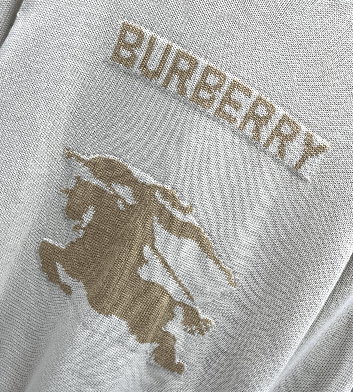 P285 官方主推售卖系列!BUR王牌渠道订单客供高定绵羊毛混纺面料字母战马刺绣logo图案男士时装款圆领羊毛衫/毛衣
整体的造型设计颇为惊艳,完美传承了B家族的基因,将独有的英伦文化与时装美学阐释到极致,有经典复古 字母logo战马刺绣元素,低调且时髦惊艳的细节处理,此细节属于灵魂式的注入,辨识度非常鲜明,满满的英伦腔调!
耐看又实穿,精致完美工艺!商务通勤与休闲兼备,都市时髦高级单品,配色简约轻熟内敛,大方且优雅十足,满足日常各种穿搭需求,无论内搭还是单穿都非常出彩!
颜色:灰色 卡其色
尺码推荐:M-3XL码(带弹力)
M码 : 肩宽40胸围98衣长66袖长61
L码:肩宽41胸围102衣长67袖长62
XL码:肩宽43胸围106衣长68袖长63
XXL码:肩宽45胸围110衣长69袖长64
3XL码:肩宽47胸围114衣长70袖长65