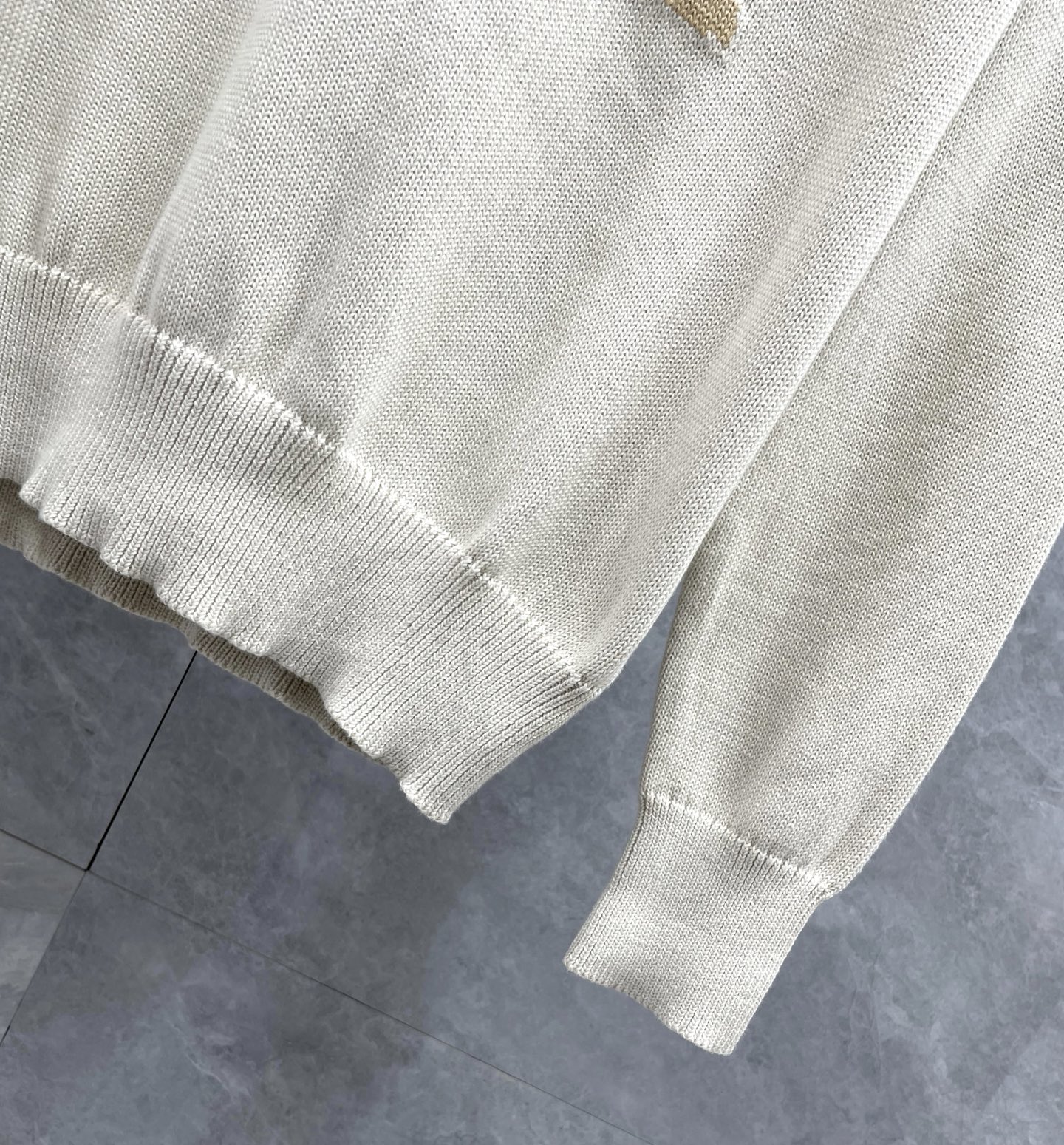 P285 官方主推售卖系列!BUR王牌渠道订单客供高定绵羊毛混纺面料字母战马刺绣logo图案男士时装款圆领羊毛衫/毛衣
整体的造型设计颇为惊艳,完美传承了B家族的基因,将独有的英伦文化与时装美学阐释到极致,有经典复古 字母logo战马刺绣元素,低调且时髦惊艳的细节处理,此细节属于灵魂式的注入,辨识度非常鲜明,满满的英伦腔调!
耐看又实穿,精致完美工艺!商务通勤与休闲兼备,都市时髦高级单品,配色简约轻熟内敛,大方且优雅十足,满足日常各种穿搭需求,无论内搭还是单穿都非常出彩!
颜色:灰色 卡其色
尺码推荐:M-3XL码(带弹力)
M码 : 肩宽40胸围98衣长66袖长61
L码:肩宽41胸围102衣长67袖长62
XL码:肩宽43胸围106衣长68袖长63
XXL码:肩宽45胸围110衣长69袖长64
3XL码:肩宽47胸围114衣长70袖长65