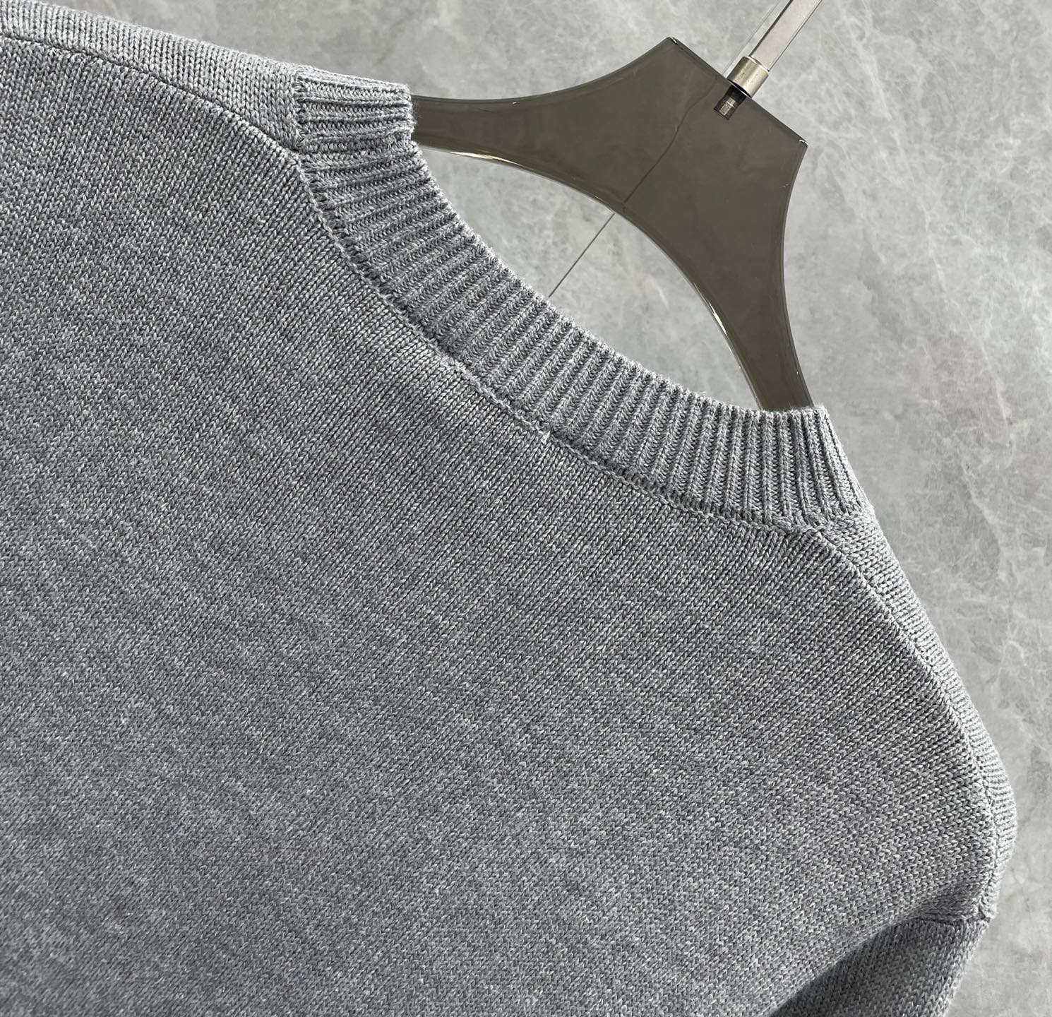 P285 官方主推售卖系列!BUR王牌渠道订单客供高定绵羊毛混纺面料字母战马刺绣logo图案男士时装款圆领羊毛衫/毛衣
整体的造型设计颇为惊艳,完美传承了B家族的基因,将独有的英伦文化与时装美学阐释到极致,有经典复古 字母logo战马刺绣元素,低调且时髦惊艳的细节处理,此细节属于灵魂式的注入,辨识度非常鲜明,满满的英伦腔调!
耐看又实穿,精致完美工艺!商务通勤与休闲兼备,都市时髦高级单品,配色简约轻熟内敛,大方且优雅十足,满足日常各种穿搭需求,无论内搭还是单穿都非常出彩!
颜色:灰色 卡其色
尺码推荐:M-3XL码(带弹力)
M码 : 肩宽40胸围98衣长66袖长61
L码:肩宽41胸围102衣长67袖长62
XL码:肩宽43胸围106衣长68袖长63
XXL码:肩宽45胸围110衣长69袖长64
3XL码:肩宽47胸围114衣长70袖长65