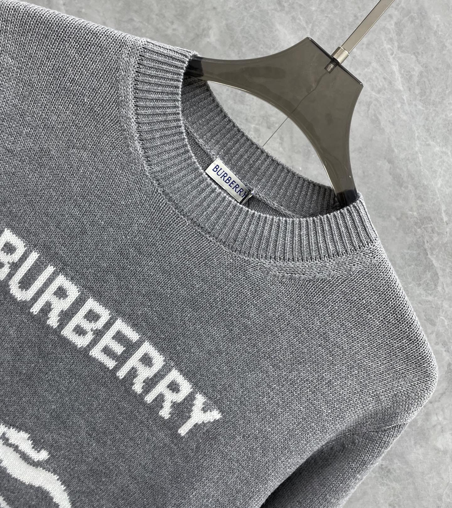 P285 官方主推售卖系列!BUR王牌渠道订单客供高定绵羊毛混纺面料字母战马刺绣logo图案男士时装款圆领羊毛衫/毛衣
整体的造型设计颇为惊艳,完美传承了B家族的基因,将独有的英伦文化与时装美学阐释到极致,有经典复古 字母logo战马刺绣元素,低调且时髦惊艳的细节处理,此细节属于灵魂式的注入,辨识度非常鲜明,满满的英伦腔调!
耐看又实穿,精致完美工艺!商务通勤与休闲兼备,都市时髦高级单品,配色简约轻熟内敛,大方且优雅十足,满足日常各种穿搭需求,无论内搭还是单穿都非常出彩!
颜色:灰色 卡其色
尺码推荐:M-3XL码(带弹力)
M码 : 肩宽40胸围98衣长66袖长61
L码:肩宽41胸围102衣长67袖长62
XL码:肩宽43胸围106衣长68袖长63
XXL码:肩宽45胸围110衣长69袖长64
3XL码:肩宽47胸围114衣长70袖长65