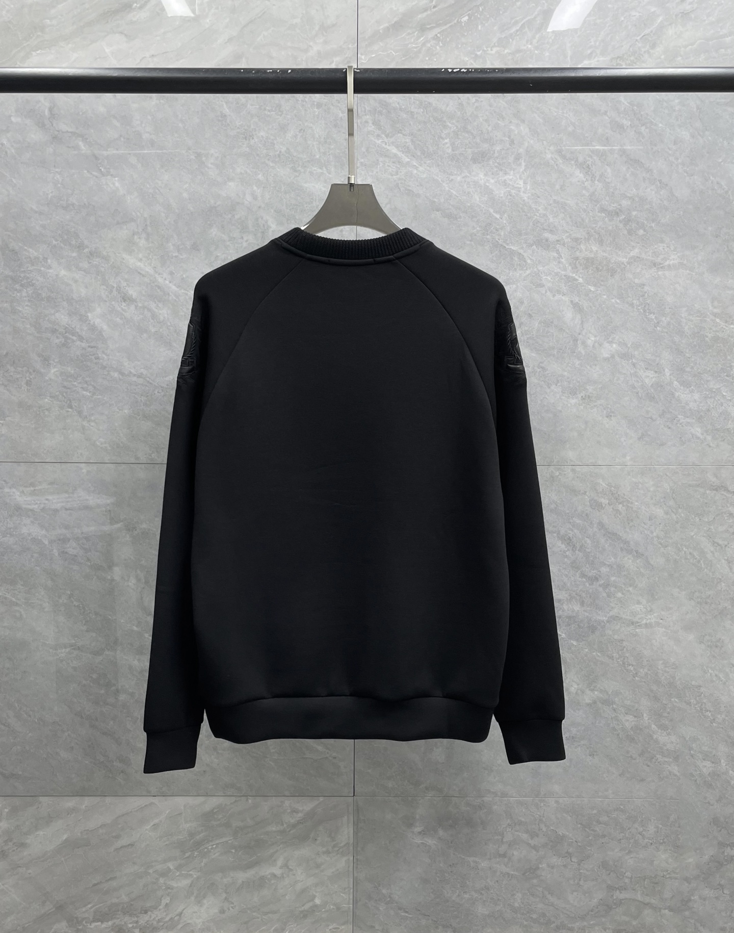 P305 合肥代工厂渠道货 BUR王牌渠道 25F/W秋冬新品轻奢休闲简约胸前拼皮战马logo刺绣圆领桑聚酯纤维棉羊毛混纺男士长袖圆领针织卫衣打底衫
毫无疑问的巅峰狠货,BUR伦敦系列的最新款拼皮针织卫衣设计,一款简约轻便有型穿出性能,穿出高级,穿出时尚的BUR每一年都会登录的,这是BUR系列中经典中的的经典,甚至比起其家族标志性的毛衣来说都不遑多让,尤其是在新任创意总监加入之后,这个独属于商务休闲的系列变得越来越新潮越来越个性,同样也越来越符合当下的潮流审美所需!
面料精选BUR最新的细腻聚酯纤维棉羊毛棉混纺材质打造,舒适,柔软,细腻,触感简直是一种享受,绸面显得异常平挺,并由于经、纬线经过特殊加工,绸的身骨坚挺而柔软,轻松的应对各种户外场景需求!此款配置了最为经典拼皮战🐎刺绣logo的系打造,十分经典,十分简约的高级都市风!采用简单的配色营造高级感,并且整体的版型配置也是偏向于正常打造,经典的元素点缀,完美的凸显了品牌性能,简单大气又明了,属性感极强!
尺码:M-3XL码
颜色:黑色 
M码:衣肩袖76胸围108衣长67
L码:衣肩袖77胸围112衣长68
XL码:衣肩袖78胸围116衣长69
2XL码:衣肩袖79胸围120衣长70
3XL码:衣肩袖80胸围124衣长71