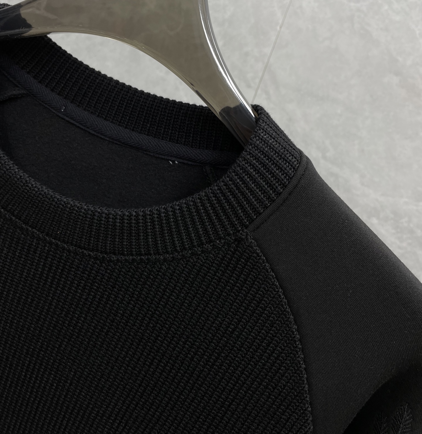 P305 合肥代工厂渠道货 BUR王牌渠道 25F/W秋冬新品轻奢休闲简约胸前拼皮战马logo刺绣圆领桑聚酯纤维棉羊毛混纺男士长袖圆领针织卫衣打底衫
毫无疑问的巅峰狠货,BUR伦敦系列的最新款拼皮针织卫衣设计,一款简约轻便有型穿出性能,穿出高级,穿出时尚的BUR每一年都会登录的,这是BUR系列中经典中的的经典,甚至比起其家族标志性的毛衣来说都不遑多让,尤其是在新任创意总监加入之后,这个独属于商务休闲的系列变得越来越新潮越来越个性,同样也越来越符合当下的潮流审美所需!
面料精选BUR最新的细腻聚酯纤维棉羊毛棉混纺材质打造,舒适,柔软,细腻,触感简直是一种享受,绸面显得异常平挺,并由于经、纬线经过特殊加工,绸的身骨坚挺而柔软,轻松的应对各种户外场景需求!此款配置了最为经典拼皮战🐎刺绣logo的系打造,十分经典,十分简约的高级都市风!采用简单的配色营造高级感,并且整体的版型配置也是偏向于正常打造,经典的元素点缀,完美的凸显了品牌性能,简单大气又明了,属性感极强!
尺码:M-3XL码
颜色:黑色 
M码:衣肩袖76胸围108衣长67
L码:衣肩袖77胸围112衣长68
XL码:衣肩袖78胸围116衣长69
2XL码:衣肩袖79胸围120衣长70
3XL码:衣肩袖80胸围124衣长71