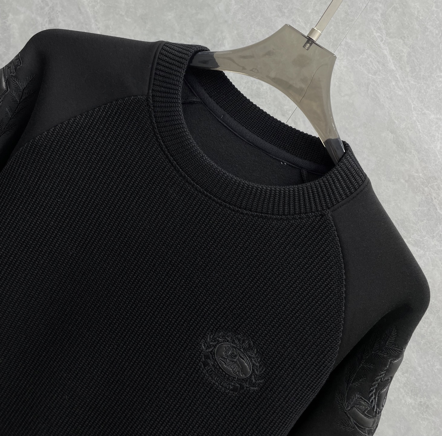 P305 合肥代工厂渠道货 BUR王牌渠道 25F/W秋冬新品轻奢休闲简约胸前拼皮战马logo刺绣圆领桑聚酯纤维棉羊毛混纺男士长袖圆领针织卫衣打底衫
毫无疑问的巅峰狠货,BUR伦敦系列的最新款拼皮针织卫衣设计,一款简约轻便有型穿出性能,穿出高级,穿出时尚的BUR每一年都会登录的,这是BUR系列中经典中的的经典,甚至比起其家族标志性的毛衣来说都不遑多让,尤其是在新任创意总监加入之后,这个独属于商务休闲的系列变得越来越新潮越来越个性,同样也越来越符合当下的潮流审美所需!
面料精选BUR最新的细腻聚酯纤维棉羊毛棉混纺材质打造,舒适,柔软,细腻,触感简直是一种享受,绸面显得异常平挺,并由于经、纬线经过特殊加工,绸的身骨坚挺而柔软,轻松的应对各种户外场景需求!此款配置了最为经典拼皮战🐎刺绣logo的系打造,十分经典,十分简约的高级都市风!采用简单的配色营造高级感,并且整体的版型配置也是偏向于正常打造,经典的元素点缀,完美的凸显了品牌性能,简单大气又明了,属性感极强!
尺码:M-3XL码
颜色:黑色 
M码:衣肩袖76胸围108衣长67
L码:衣肩袖77胸围112衣长68
XL码:衣肩袖78胸围116衣长69
2XL码:衣肩袖79胸围120衣长70
3XL码:衣肩袖80胸围124衣长71