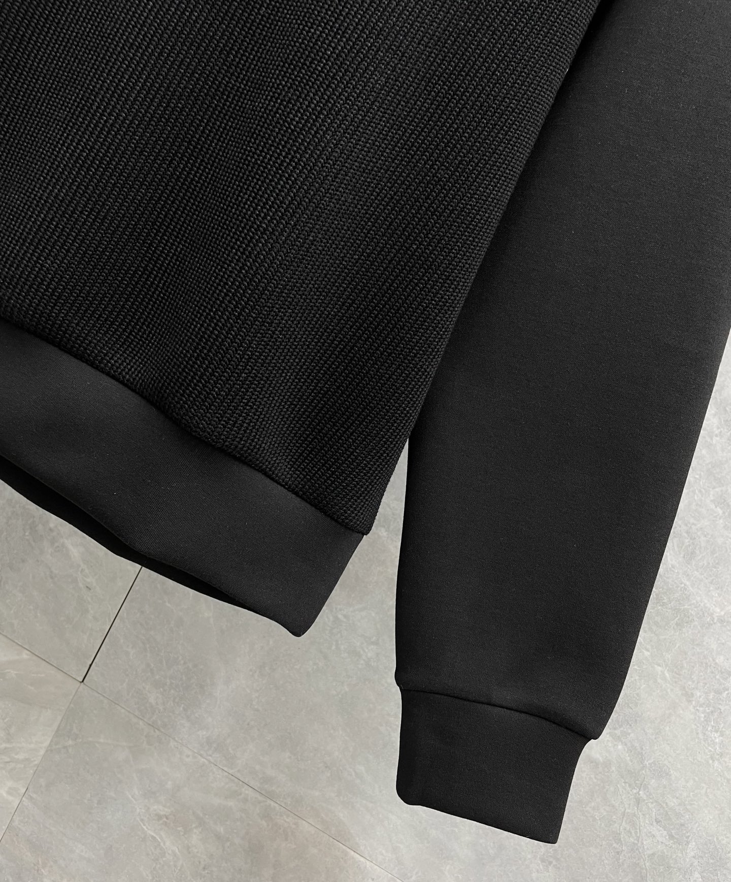 P305 合肥代工厂渠道货 BUR王牌渠道 25F/W秋冬新品轻奢休闲简约胸前拼皮战马logo刺绣圆领桑聚酯纤维棉羊毛混纺男士长袖圆领针织卫衣打底衫
毫无疑问的巅峰狠货,BUR伦敦系列的最新款拼皮针织卫衣设计,一款简约轻便有型穿出性能,穿出高级,穿出时尚的BUR每一年都会登录的,这是BUR系列中经典中的的经典,甚至比起其家族标志性的毛衣来说都不遑多让,尤其是在新任创意总监加入之后,这个独属于商务休闲的系列变得越来越新潮越来越个性,同样也越来越符合当下的潮流审美所需!
面料精选BUR最新的细腻聚酯纤维棉羊毛棉混纺材质打造,舒适,柔软,细腻,触感简直是一种享受,绸面显得异常平挺,并由于经、纬线经过特殊加工,绸的身骨坚挺而柔软,轻松的应对各种户外场景需求!此款配置了最为经典拼皮战🐎刺绣logo的系打造,十分经典,十分简约的高级都市风!采用简单的配色营造高级感,并且整体的版型配置也是偏向于正常打造,经典的元素点缀,完美的凸显了品牌性能,简单大气又明了,属性感极强!
尺码:M-3XL码
颜色:黑色 
M码:衣肩袖76胸围108衣长67
L码:衣肩袖77胸围112衣长68
XL码:衣肩袖78胸围116衣长69
2XL码:衣肩袖79胸围120衣长70
3XL码:衣肩袖80胸围124衣长71