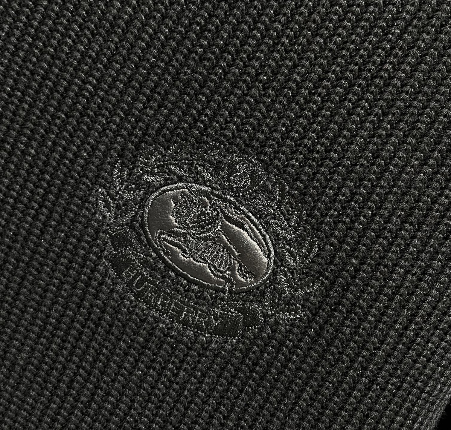 P305 合肥代工厂渠道货 BUR王牌渠道 25F/W秋冬新品轻奢休闲简约胸前拼皮战马logo刺绣圆领桑聚酯纤维棉羊毛混纺男士长袖圆领针织卫衣打底衫
毫无疑问的巅峰狠货,BUR伦敦系列的最新款拼皮针织卫衣设计,一款简约轻便有型穿出性能,穿出高级,穿出时尚的BUR每一年都会登录的,这是BUR系列中经典中的的经典,甚至比起其家族标志性的毛衣来说都不遑多让,尤其是在新任创意总监加入之后,这个独属于商务休闲的系列变得越来越新潮越来越个性,同样也越来越符合当下的潮流审美所需!
面料精选BUR最新的细腻聚酯纤维棉羊毛棉混纺材质打造,舒适,柔软,细腻,触感简直是一种享受,绸面显得异常平挺,并由于经、纬线经过特殊加工,绸的身骨坚挺而柔软,轻松的应对各种户外场景需求!此款配置了最为经典拼皮战🐎刺绣logo的系打造,十分经典,十分简约的高级都市风!采用简单的配色营造高级感,并且整体的版型配置也是偏向于正常打造,经典的元素点缀,完美的凸显了品牌性能,简单大气又明了,属性感极强!
尺码:M-3XL码
颜色:黑色 
M码:衣肩袖76胸围108衣长67
L码:衣肩袖77胸围112衣长68
XL码:衣肩袖78胸围116衣长69
2XL码:衣肩袖79胸围120衣长70
3XL码:衣肩袖80胸围124衣长71