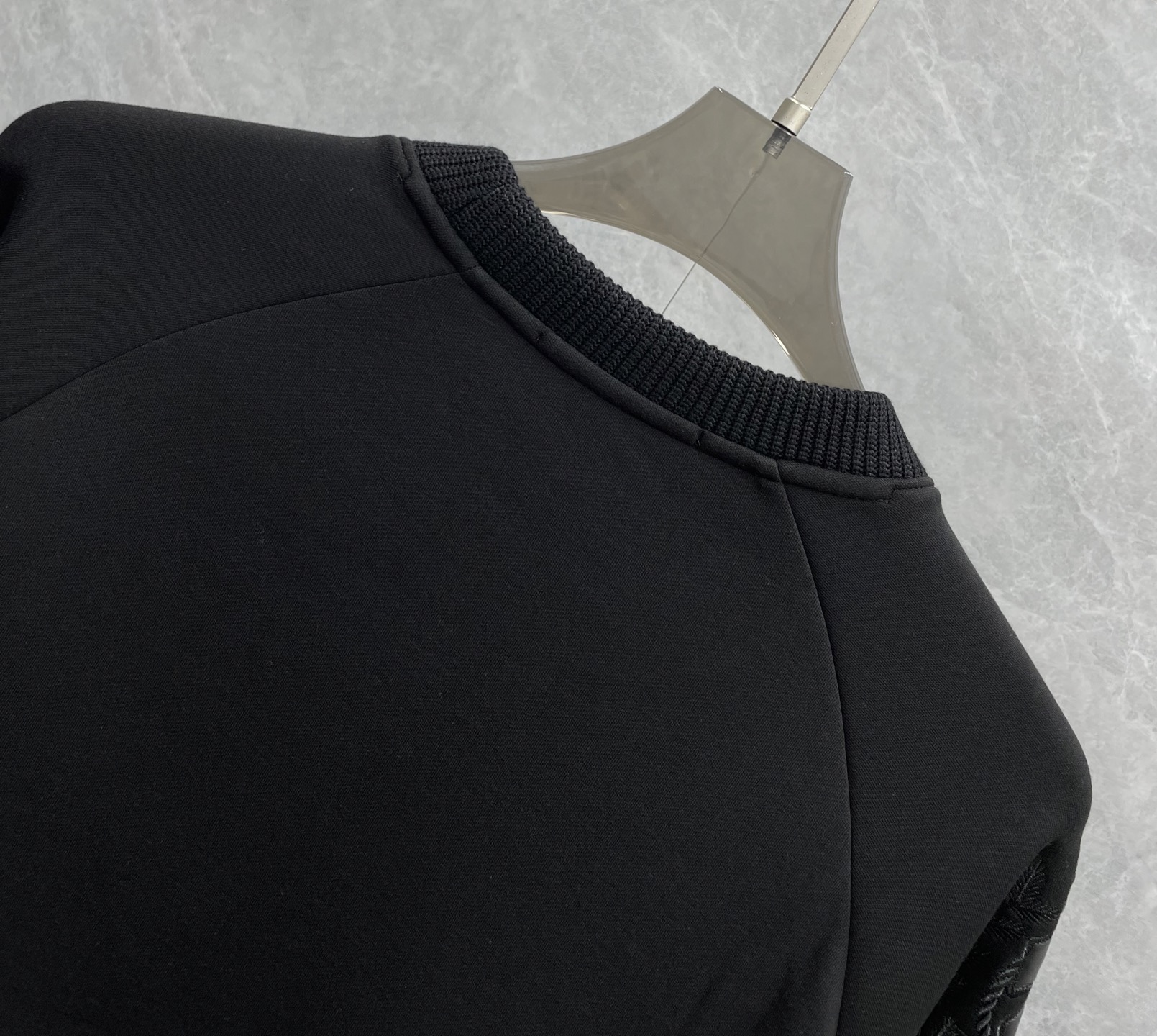 P305 合肥代工厂渠道货 BUR王牌渠道 25F/W秋冬新品轻奢休闲简约胸前拼皮战马logo刺绣圆领桑聚酯纤维棉羊毛混纺男士长袖圆领针织卫衣打底衫
毫无疑问的巅峰狠货,BUR伦敦系列的最新款拼皮针织卫衣设计,一款简约轻便有型穿出性能,穿出高级,穿出时尚的BUR每一年都会登录的,这是BUR系列中经典中的的经典,甚至比起其家族标志性的毛衣来说都不遑多让,尤其是在新任创意总监加入之后,这个独属于商务休闲的系列变得越来越新潮越来越个性,同样也越来越符合当下的潮流审美所需!
面料精选BUR最新的细腻聚酯纤维棉羊毛棉混纺材质打造,舒适,柔软,细腻,触感简直是一种享受,绸面显得异常平挺,并由于经、纬线经过特殊加工,绸的身骨坚挺而柔软,轻松的应对各种户外场景需求!此款配置了最为经典拼皮战🐎刺绣logo的系打造,十分经典,十分简约的高级都市风!采用简单的配色营造高级感,并且整体的版型配置也是偏向于正常打造,经典的元素点缀,完美的凸显了品牌性能,简单大气又明了,属性感极强!
尺码:M-3XL码
颜色:黑色 
M码:衣肩袖76胸围108衣长67
L码:衣肩袖77胸围112衣长68
XL码:衣肩袖78胸围116衣长69
2XL码:衣肩袖79胸围120衣长70
3XL码:衣肩袖80胸围124衣长71