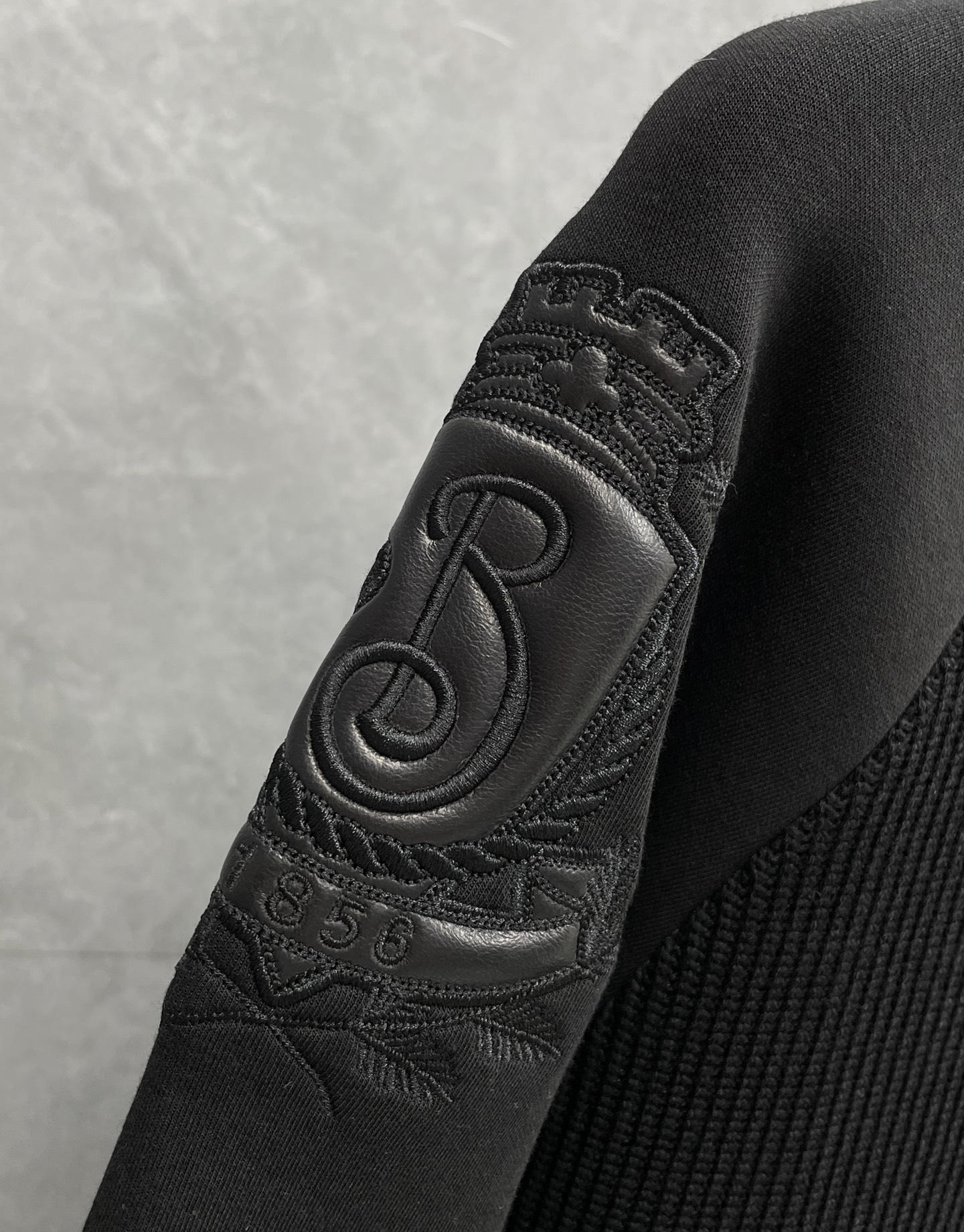 P305 合肥代工厂渠道货 BUR王牌渠道 25F/W秋冬新品轻奢休闲简约胸前拼皮战马logo刺绣圆领桑聚酯纤维棉羊毛混纺男士长袖圆领针织卫衣打底衫
毫无疑问的巅峰狠货,BUR伦敦系列的最新款拼皮针织卫衣设计,一款简约轻便有型穿出性能,穿出高级,穿出时尚的BUR每一年都会登录的,这是BUR系列中经典中的的经典,甚至比起其家族标志性的毛衣来说都不遑多让,尤其是在新任创意总监加入之后,这个独属于商务休闲的系列变得越来越新潮越来越个性,同样也越来越符合当下的潮流审美所需!
面料精选BUR最新的细腻聚酯纤维棉羊毛棉混纺材质打造,舒适,柔软,细腻,触感简直是一种享受,绸面显得异常平挺,并由于经、纬线经过特殊加工,绸的身骨坚挺而柔软,轻松的应对各种户外场景需求!此款配置了最为经典拼皮战🐎刺绣logo的系打造,十分经典,十分简约的高级都市风!采用简单的配色营造高级感,并且整体的版型配置也是偏向于正常打造,经典的元素点缀,完美的凸显了品牌性能,简单大气又明了,属性感极强!
尺码:M-3XL码
颜色:黑色 
M码:衣肩袖76胸围108衣长67
L码:衣肩袖77胸围112衣长68
XL码:衣肩袖78胸围116衣长69
2XL码:衣肩袖79胸围120衣长70
3XL码:衣肩袖80胸围124衣长71