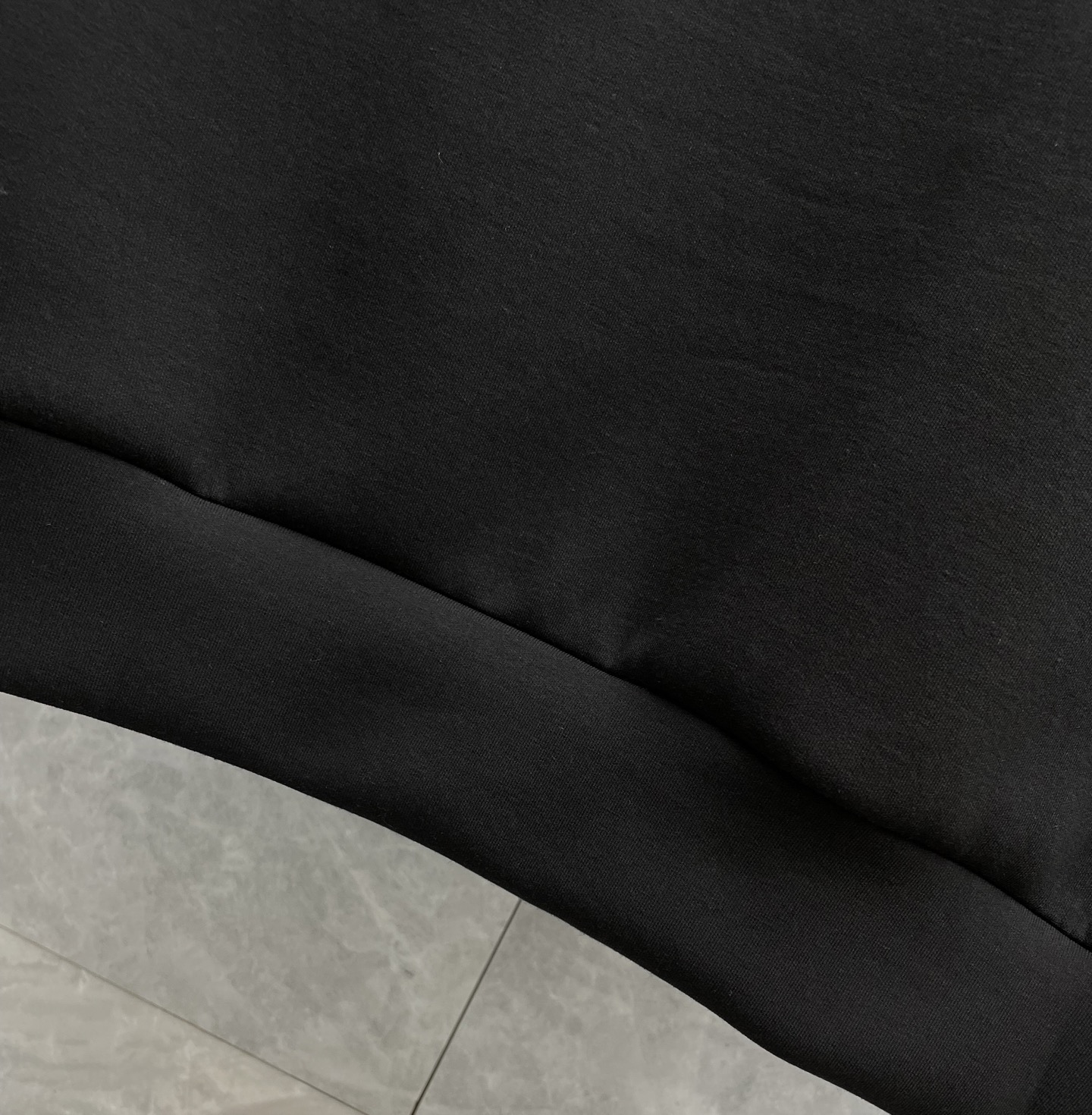 P305 合肥代工厂渠道货 BUR王牌渠道 25F/W秋冬新品轻奢休闲简约胸前拼皮战马logo刺绣圆领桑聚酯纤维棉羊毛混纺男士长袖圆领针织卫衣打底衫
毫无疑问的巅峰狠货,BUR伦敦系列的最新款拼皮针织卫衣设计,一款简约轻便有型穿出性能,穿出高级,穿出时尚的BUR每一年都会登录的,这是BUR系列中经典中的的经典,甚至比起其家族标志性的毛衣来说都不遑多让,尤其是在新任创意总监加入之后,这个独属于商务休闲的系列变得越来越新潮越来越个性,同样也越来越符合当下的潮流审美所需!
面料精选BUR最新的细腻聚酯纤维棉羊毛棉混纺材质打造,舒适,柔软,细腻,触感简直是一种享受,绸面显得异常平挺,并由于经、纬线经过特殊加工,绸的身骨坚挺而柔软,轻松的应对各种户外场景需求!此款配置了最为经典拼皮战🐎刺绣logo的系打造,十分经典,十分简约的高级都市风!采用简单的配色营造高级感,并且整体的版型配置也是偏向于正常打造,经典的元素点缀,完美的凸显了品牌性能,简单大气又明了,属性感极强!
尺码:M-3XL码
颜色:黑色 
M码:衣肩袖76胸围108衣长67
L码:衣肩袖77胸围112衣长68
XL码:衣肩袖78胸围116衣长69
2XL码:衣肩袖79胸围120衣长70
3XL码:衣肩袖80胸围124衣长71