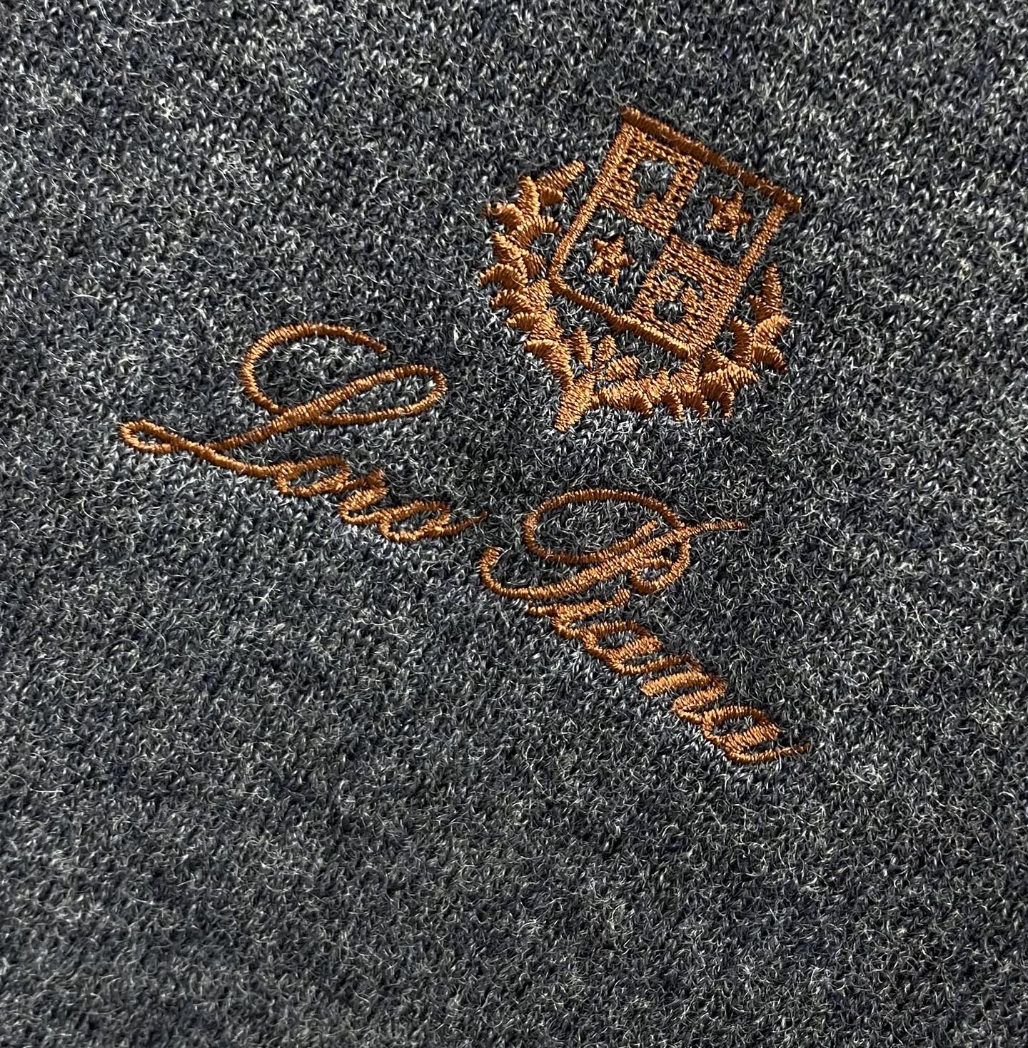 P320 意大利代工厂出 LP家族纯正血统品质 胸前字母logo刺绣针法细腻羊毛羊绒混纺材质撞色领男士翻领羊绒Polo衫
贸易公司渠道订单,年度TOP级的一款毛衣!配色轻熟简约,混搭系数极高,兼容空间无限,弱化了年龄之分,无论内搭还是单穿都品味极高!
因经典而生,每季必出的招牌单品,在每一季轮回,新一季仍然延续Lp家族的设计基调,将法式的都市高贵格调发挥到极致,经典字母logo标志完美注入于胸前,以刺绣体呈现,属于灵魂式的点缀,搭载撞色条纹元素,丰富了整体视觉 Merino Wool美丽诺羊毛,顶级德国机器定织,针法细腻,工艺精湛繁复,非国内机器所能制造的,手感软糯厚实,保暖系数优越,亲肤体验极佳,细节特写无可挑剔,从主体面料到细节工艺,无一不呈现出时装的匠心所在!
颜色:深灰色 灰色 黑色
尺码(标准版型):M-3Xl码
M码:肩宽41cm  胸围98cm 衣长67袖长61cm
L码:肩宽42.5cm 胸围102cm 衣长68袖长62cm
XL码:肩宽44cm 胸围106cm 衣长69袖长63cm
XXL码:肩宽45.5cm胸围110cm衣长70袖长64cm
3Xl码:肩宽47cm 胸围114cm 衣长71袖长65cm