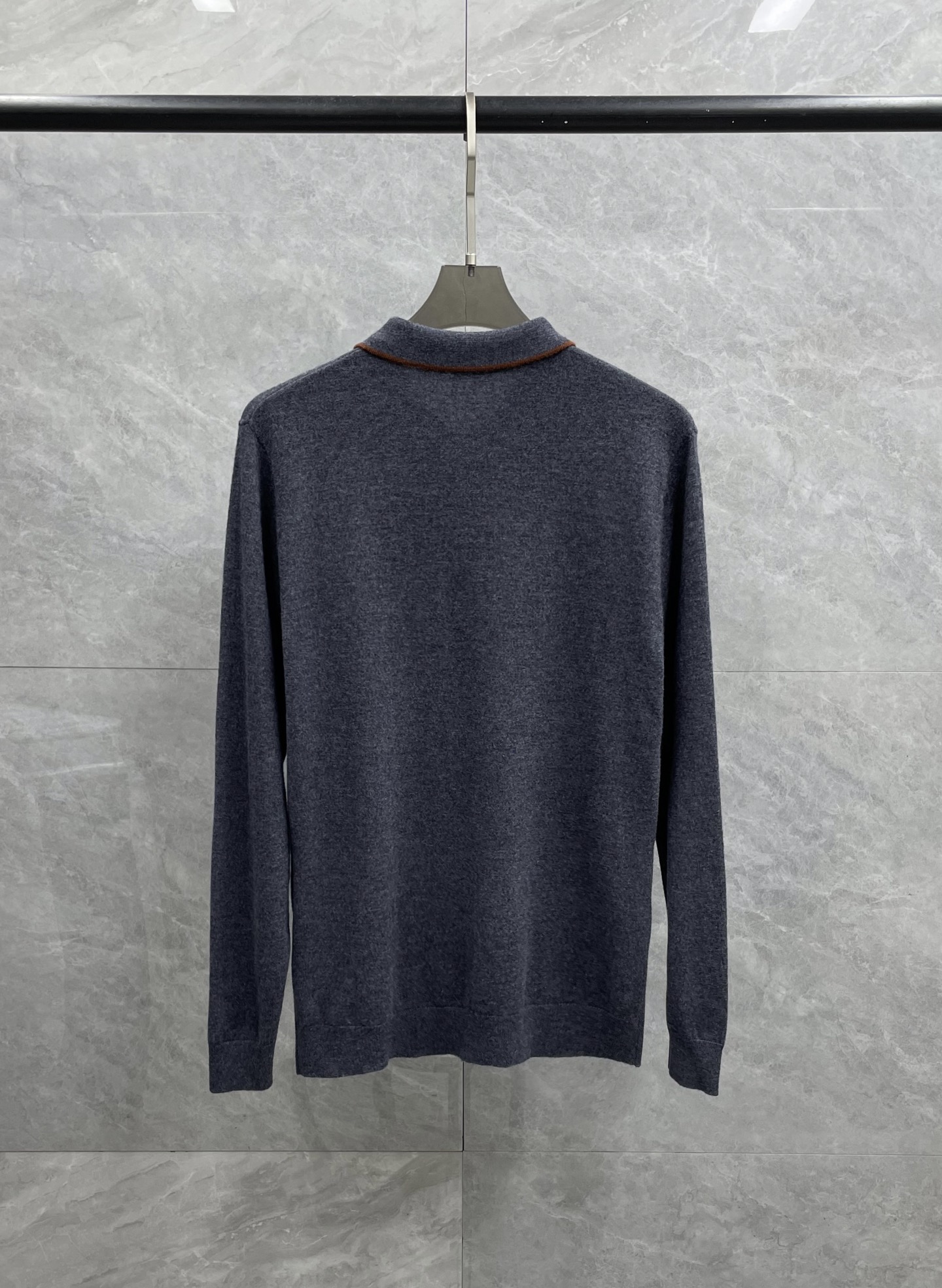 P320 意大利代工厂出 LP家族纯正血统品质 胸前字母logo刺绣针法细腻羊毛羊绒混纺材质撞色领男士翻领羊绒Polo衫
贸易公司渠道订单,年度TOP级的一款毛衣!配色轻熟简约,混搭系数极高,兼容空间无限,弱化了年龄之分,无论内搭还是单穿都品味极高!
因经典而生,每季必出的招牌单品,在每一季轮回,新一季仍然延续Lp家族的设计基调,将法式的都市高贵格调发挥到极致,经典字母logo标志完美注入于胸前,以刺绣体呈现,属于灵魂式的点缀,搭载撞色条纹元素,丰富了整体视觉 Merino Wool美丽诺羊毛,顶级德国机器定织,针法细腻,工艺精湛繁复,非国内机器所能制造的,手感软糯厚实,保暖系数优越,亲肤体验极佳,细节特写无可挑剔,从主体面料到细节工艺,无一不呈现出时装的匠心所在!
颜色:深灰色 灰色 黑色
尺码(标准版型):M-3Xl码
M码:肩宽41cm  胸围98cm 衣长67袖长61cm
L码:肩宽42.5cm 胸围102cm 衣长68袖长62cm
XL码:肩宽44cm 胸围106cm 衣长69袖长63cm
XXL码:肩宽45.5cm胸围110cm衣长70袖长64cm
3Xl码:肩宽47cm 胸围114cm 衣长71袖长65cm