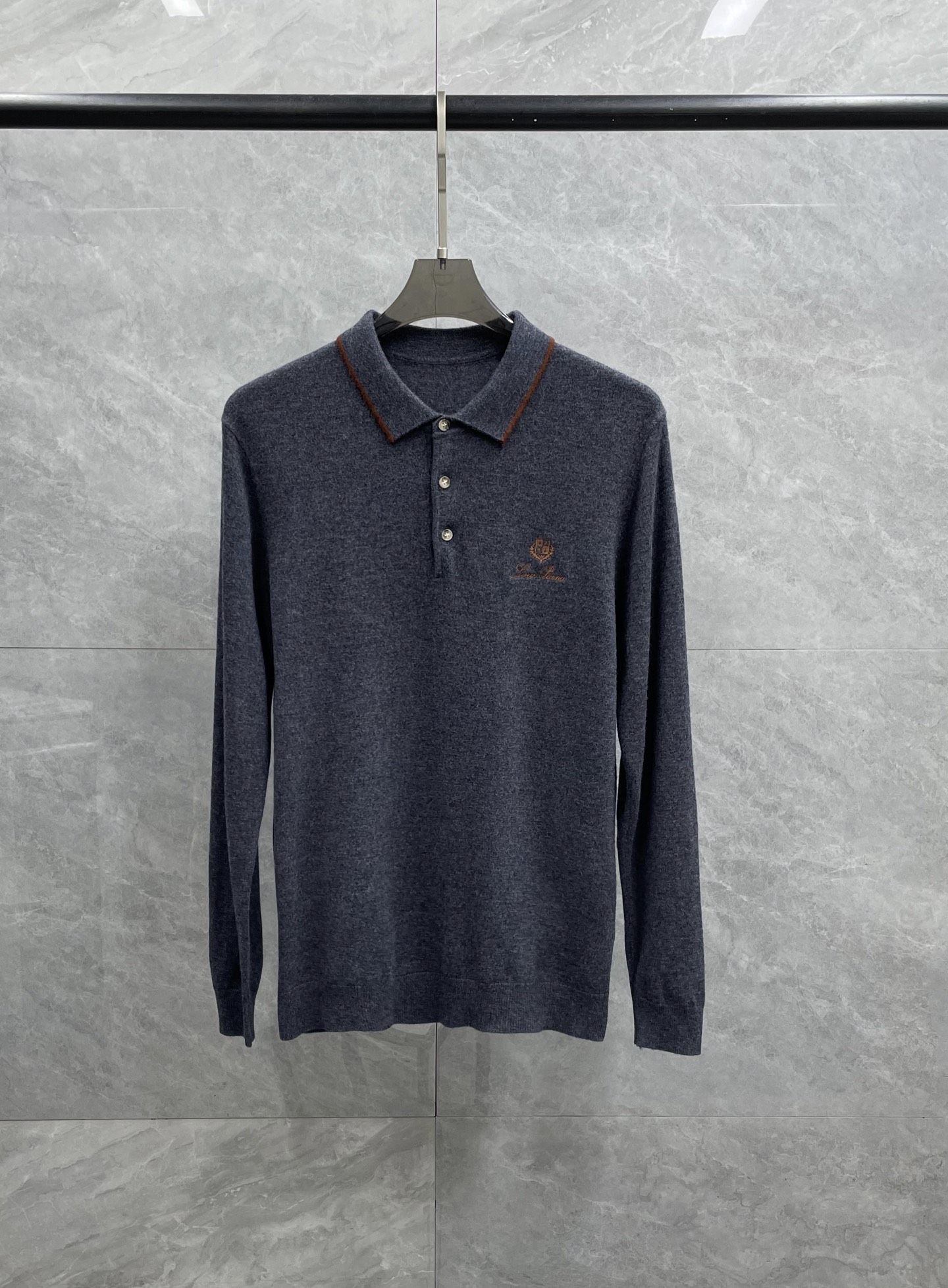 P320 意大利代工厂出 LP家族纯正血统品质 胸前字母logo刺绣针法细腻羊毛羊绒混纺材质撞色领男士翻领羊绒Polo衫
贸易公司渠道订单,年度TOP级的一款毛衣!配色轻熟简约,混搭系数极高,兼容空间无限,弱化了年龄之分,无论内搭还是单穿都品味极高!
因经典而生,每季必出的招牌单品,在每一季轮回,新一季仍然延续Lp家族的设计基调,将法式的都市高贵格调发挥到极致,经典字母logo标志完美注入于胸前,以刺绣体呈现,属于灵魂式的点缀,搭载撞色条纹元素,丰富了整体视觉 Merino Wool美丽诺羊毛,顶级德国机器定织,针法细腻,工艺精湛繁复,非国内机器所能制造的,手感软糯厚实,保暖系数优越,亲肤体验极佳,细节特写无可挑剔,从主体面料到细节工艺,无一不呈现出时装的匠心所在!
颜色:深灰色 灰色 黑色
尺码(标准版型):M-3Xl码
M码:肩宽41cm  胸围98cm 衣长67袖长61cm
L码:肩宽42.5cm 胸围102cm 衣长68袖长62cm
XL码:肩宽44cm 胸围106cm 衣长69袖长63cm
XXL码:肩宽45.5cm胸围110cm衣长70袖长64cm
3Xl码:肩宽47cm 胸围114cm 衣长71袖长65cm