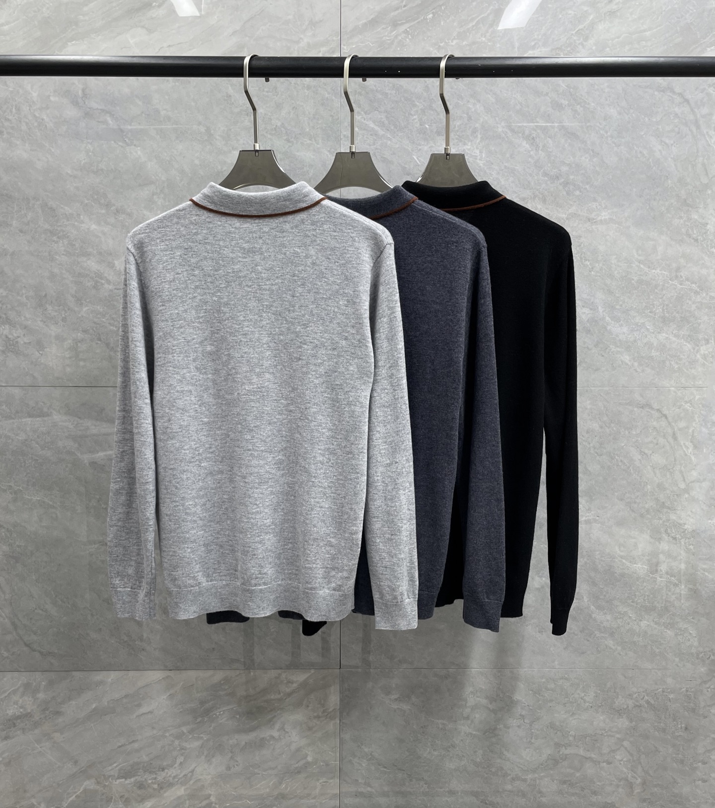 P320 意大利代工厂出 LP家族纯正血统品质 胸前字母logo刺绣针法细腻羊毛羊绒混纺材质撞色领男士翻领羊绒Polo衫
贸易公司渠道订单,年度TOP级的一款毛衣!配色轻熟简约,混搭系数极高,兼容空间无限,弱化了年龄之分,无论内搭还是单穿都品味极高!
因经典而生,每季必出的招牌单品,在每一季轮回,新一季仍然延续Lp家族的设计基调,将法式的都市高贵格调发挥到极致,经典字母logo标志完美注入于胸前,以刺绣体呈现,属于灵魂式的点缀,搭载撞色条纹元素,丰富了整体视觉 Merino Wool美丽诺羊毛,顶级德国机器定织,针法细腻,工艺精湛繁复,非国内机器所能制造的,手感软糯厚实,保暖系数优越,亲肤体验极佳,细节特写无可挑剔,从主体面料到细节工艺,无一不呈现出时装的匠心所在!
颜色:深灰色 灰色 黑色
尺码(标准版型):M-3Xl码
M码:肩宽41cm  胸围98cm 衣长67袖长61cm
L码:肩宽42.5cm 胸围102cm 衣长68袖长62cm
XL码:肩宽44cm 胸围106cm 衣长69袖长63cm
XXL码:肩宽45.5cm胸围110cm衣长70袖长64cm
3Xl码:肩宽47cm 胸围114cm 衣长71袖长65cm