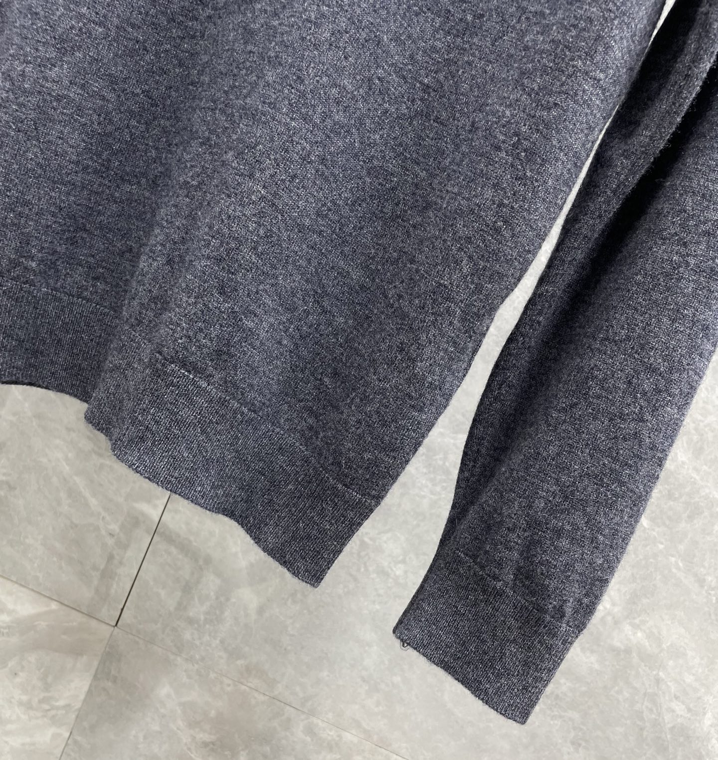 P320 意大利代工厂出 LP家族纯正血统品质 胸前字母logo刺绣针法细腻羊毛羊绒混纺材质撞色领男士翻领羊绒Polo衫
贸易公司渠道订单,年度TOP级的一款毛衣!配色轻熟简约,混搭系数极高,兼容空间无限,弱化了年龄之分,无论内搭还是单穿都品味极高!
因经典而生,每季必出的招牌单品,在每一季轮回,新一季仍然延续Lp家族的设计基调,将法式的都市高贵格调发挥到极致,经典字母logo标志完美注入于胸前,以刺绣体呈现,属于灵魂式的点缀,搭载撞色条纹元素,丰富了整体视觉 Merino Wool美丽诺羊毛,顶级德国机器定织,针法细腻,工艺精湛繁复,非国内机器所能制造的,手感软糯厚实,保暖系数优越,亲肤体验极佳,细节特写无可挑剔,从主体面料到细节工艺,无一不呈现出时装的匠心所在!
颜色:深灰色 灰色 黑色
尺码(标准版型):M-3Xl码
M码:肩宽41cm  胸围98cm 衣长67袖长61cm
L码:肩宽42.5cm 胸围102cm 衣长68袖长62cm
XL码:肩宽44cm 胸围106cm 衣长69袖长63cm
XXL码:肩宽45.5cm胸围110cm衣长70袖长64cm
3Xl码:肩宽47cm 胸围114cm 衣长71袖长65cm