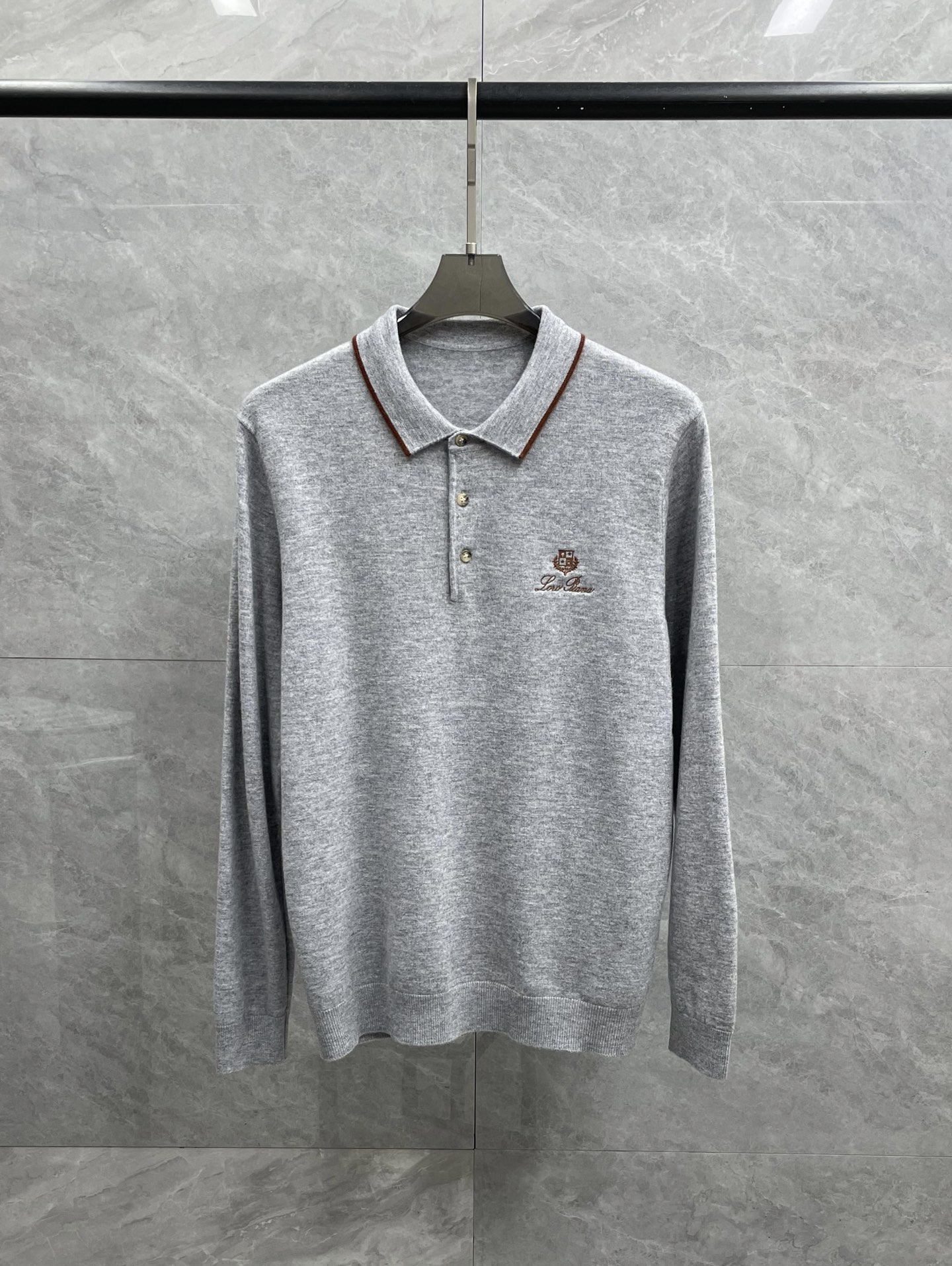 P320 意大利代工厂出 LP家族纯正血统品质 胸前字母logo刺绣针法细腻羊毛羊绒混纺材质撞色领男士翻领羊绒Polo衫
贸易公司渠道订单,年度TOP级的一款毛衣!配色轻熟简约,混搭系数极高,兼容空间无限,弱化了年龄之分,无论内搭还是单穿都品味极高!
因经典而生,每季必出的招牌单品,在每一季轮回,新一季仍然延续Lp家族的设计基调,将法式的都市高贵格调发挥到极致,经典字母logo标志完美注入于胸前,以刺绣体呈现,属于灵魂式的点缀,搭载撞色条纹元素,丰富了整体视觉 Merino Wool美丽诺羊毛,顶级德国机器定织,针法细腻,工艺精湛繁复,非国内机器所能制造的,手感软糯厚实,保暖系数优越,亲肤体验极佳,细节特写无可挑剔,从主体面料到细节工艺,无一不呈现出时装的匠心所在!
颜色:深灰色 灰色 黑色
尺码(标准版型):M-3Xl码
M码:肩宽41cm  胸围98cm 衣长67袖长61cm
L码:肩宽42.5cm 胸围102cm 衣长68袖长62cm
XL码:肩宽44cm 胸围106cm 衣长69袖长63cm
XXL码:肩宽45.5cm胸围110cm衣长70袖长64cm
3Xl码:肩宽47cm 胸围114cm 衣长71袖长65cm