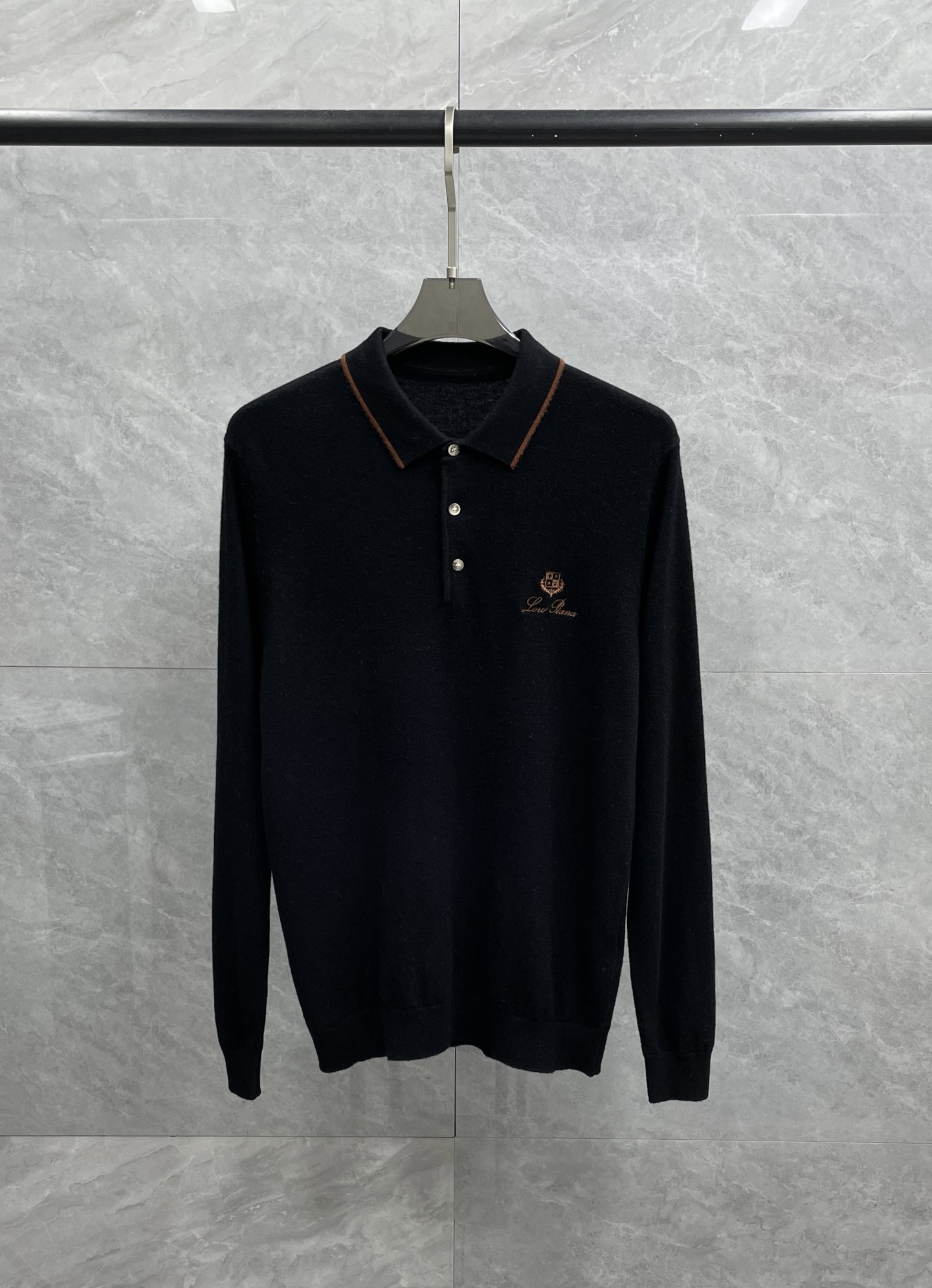 P320 意大利代工厂出 LP家族纯正血统品质 胸前字母logo刺绣针法细腻羊毛羊绒混纺材质撞色领男士翻领羊绒Polo衫
贸易公司渠道订单,年度TOP级的一款毛衣!配色轻熟简约,混搭系数极高,兼容空间无限,弱化了年龄之分,无论内搭还是单穿都品味极高!
因经典而生,每季必出的招牌单品,在每一季轮回,新一季仍然延续Lp家族的设计基调,将法式的都市高贵格调发挥到极致,经典字母logo标志完美注入于胸前,以刺绣体呈现,属于灵魂式的点缀,搭载撞色条纹元素,丰富了整体视觉 Merino Wool美丽诺羊毛,顶级德国机器定织,针法细腻,工艺精湛繁复,非国内机器所能制造的,手感软糯厚实,保暖系数优越,亲肤体验极佳,细节特写无可挑剔,从主体面料到细节工艺,无一不呈现出时装的匠心所在!
颜色:深灰色 灰色 黑色
尺码(标准版型):M-3Xl码
M码:肩宽41cm  胸围98cm 衣长67袖长61cm
L码:肩宽42.5cm 胸围102cm 衣长68袖长62cm
XL码:肩宽44cm 胸围106cm 衣长69袖长63cm
XXL码:肩宽45.5cm胸围110cm衣长70袖长64cm
3Xl码:肩宽47cm 胸围114cm 衣长71袖长65cm