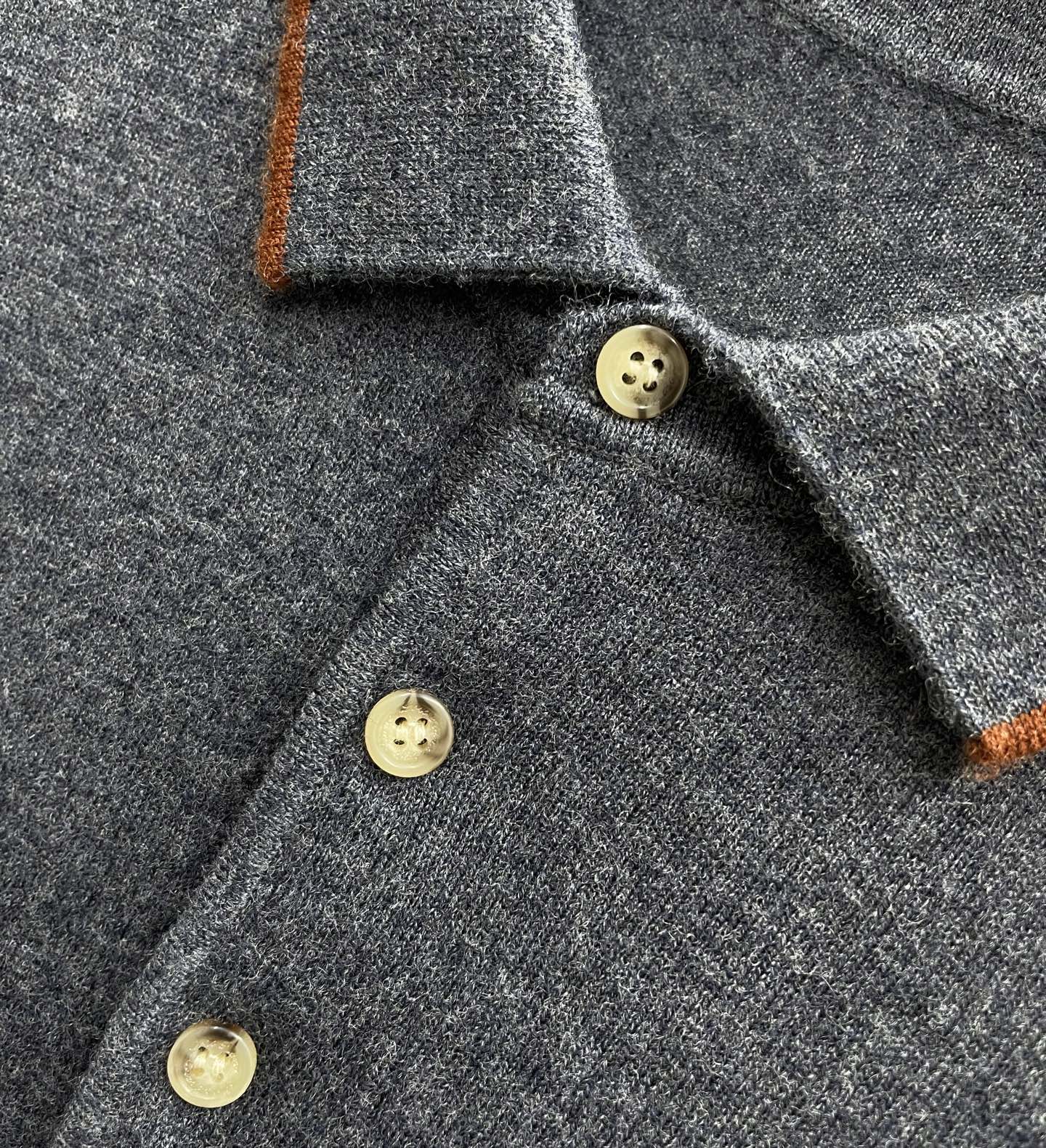 P320 意大利代工厂出 LP家族纯正血统品质 胸前字母logo刺绣针法细腻羊毛羊绒混纺材质撞色领男士翻领羊绒Polo衫
贸易公司渠道订单,年度TOP级的一款毛衣!配色轻熟简约,混搭系数极高,兼容空间无限,弱化了年龄之分,无论内搭还是单穿都品味极高!
因经典而生,每季必出的招牌单品,在每一季轮回,新一季仍然延续Lp家族的设计基调,将法式的都市高贵格调发挥到极致,经典字母logo标志完美注入于胸前,以刺绣体呈现,属于灵魂式的点缀,搭载撞色条纹元素,丰富了整体视觉 Merino Wool美丽诺羊毛,顶级德国机器定织,针法细腻,工艺精湛繁复,非国内机器所能制造的,手感软糯厚实,保暖系数优越,亲肤体验极佳,细节特写无可挑剔,从主体面料到细节工艺,无一不呈现出时装的匠心所在!
颜色:深灰色 灰色 黑色
尺码(标准版型):M-3Xl码
M码:肩宽41cm  胸围98cm 衣长67袖长61cm
L码:肩宽42.5cm 胸围102cm 衣长68袖长62cm
XL码:肩宽44cm 胸围106cm 衣长69袖长63cm
XXL码:肩宽45.5cm胸围110cm衣长70袖长64cm
3Xl码:肩宽47cm 胸围114cm 衣长71袖长65cm