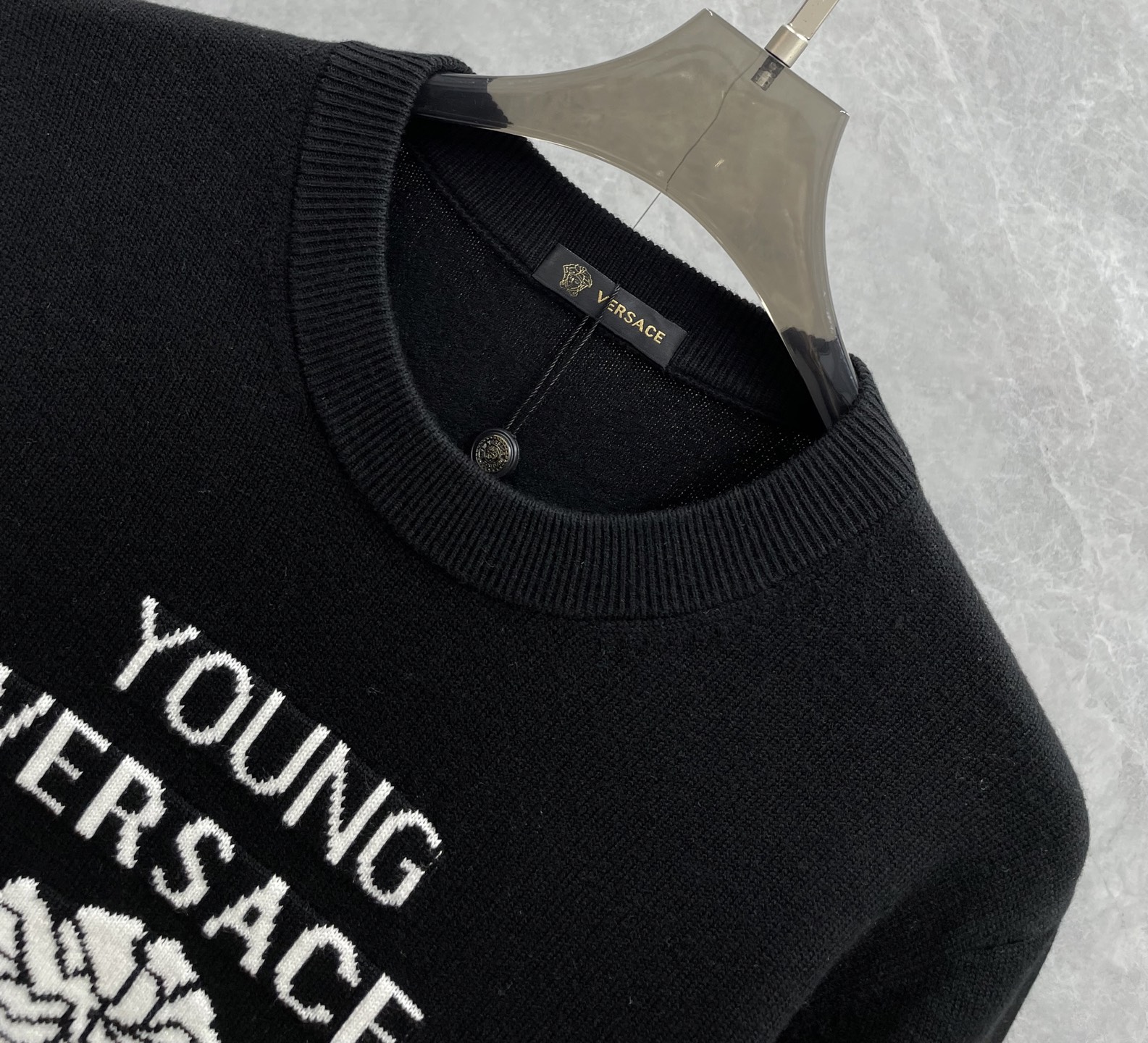 P285 美杜莎(VERSACE)2025秋冬新款男女同款胸口经典美杜莎绵羊毛混纺圆领针织衫毛衣 作为代表着致命的吸引力服饰上的鲜艳色彩 灵感则来至于希腊,埃及,此品来至于贸易公司渠道稀出订单,同步官网发售,代购价格3190RMB!VERS家秋冬季最新经典之作,一件内外兼修的基础款针织衫当下人手必备的搭配利器,直接可以闭眼收走的百搭款式!
具有温度调节特性,可在凉爽时保持温暖,在温暖时保持凉爽,罗纹针织袖口和下摆螺纹  无论是单独穿着还是混穿都可以增加保暖性!基础纯色的款型设计,则是整件单品的亮点所在,将简约干净又不乏高端的气质瞬间展露无遗!男女均无压力上身的通勤款式,非常适合作为目前羽绒服中内搭单品演绎,各位没有理由拒绝的一款毛衣!
颜色:黑色 灰色
尺码推荐:M-3XL码
M码:肩宽4qcm 胸围98cm 衣长66cm 袖长60cm
L码:肩宽42cm 胸围102cm 衣长67cm 袖长61cm
XL码  :肩宽44cm 胸围106cm 衣长68cm 袖长62cm
2XL码:肩宽46cm 胸围114cm 衣长69cm 袖长63cm
3XL码:肩宽46cm 胸围118cm 衣长70cm 袖长64cm