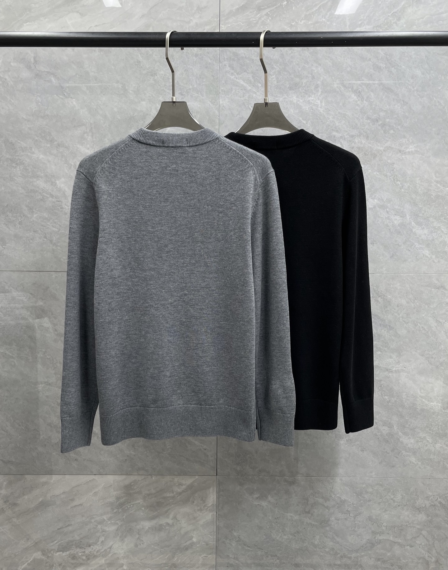 P285 美杜莎(VERSACE)2025秋冬新款男女同款胸口经典美杜莎绵羊毛混纺圆领针织衫毛衣 作为代表着致命的吸引力服饰上的鲜艳色彩 灵感则来至于希腊,埃及,此品来至于贸易公司渠道稀出订单,同步官网发售,代购价格3190RMB!VERS家秋冬季最新经典之作,一件内外兼修的基础款针织衫当下人手必备的搭配利器,直接可以闭眼收走的百搭款式!
具有温度调节特性,可在凉爽时保持温暖,在温暖时保持凉爽,罗纹针织袖口和下摆螺纹  无论是单独穿着还是混穿都可以增加保暖性!基础纯色的款型设计,则是整件单品的亮点所在,将简约干净又不乏高端的气质瞬间展露无遗!男女均无压力上身的通勤款式,非常适合作为目前羽绒服中内搭单品演绎,各位没有理由拒绝的一款毛衣!
颜色:黑色 灰色
尺码推荐:M-3XL码
M码:肩宽4qcm 胸围98cm 衣长66cm 袖长60cm
L码:肩宽42cm 胸围102cm 衣长67cm 袖长61cm
XL码  :肩宽44cm 胸围106cm 衣长68cm 袖长62cm
2XL码:肩宽46cm 胸围114cm 衣长69cm 袖长63cm
3XL码:肩宽46cm 胸围118cm 衣长70cm 袖长64cm