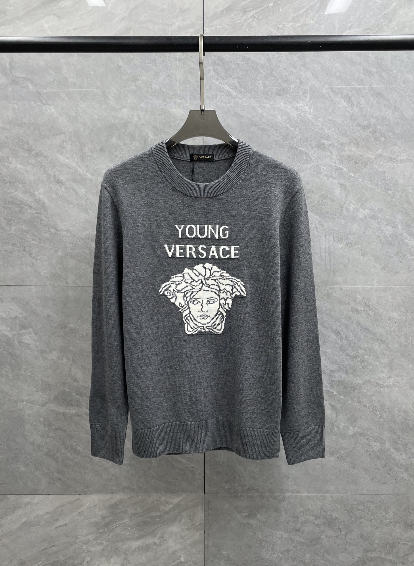 P285 美杜莎(VERSACE)2025秋冬新款男女同款胸口经典美杜莎绵羊毛混纺圆领针织衫毛衣 作为代表着致命的吸引力服饰上的鲜艳色彩 灵感则来至于希腊,埃及,此品来至于贸易公司渠道稀出订单,同步官网发售,代购价格3190RMB!VERS家秋冬季最新经典之作,一件内外兼修的基础款针织衫当下人手必备的搭配利器,直接可以闭眼收走的百搭款式!
具有温度调节特性,可在凉爽时保持温暖,在温暖时保持凉爽,罗纹针织袖口和下摆螺纹  无论是单独穿着还是混穿都可以增加保暖性!基础纯色的款型设计,则是整件单品的亮点所在,将简约干净又不乏高端的气质瞬间展露无遗!男女均无压力上身的通勤款式,非常适合作为目前羽绒服中内搭单品演绎,各位没有理由拒绝的一款毛衣!
颜色:黑色 灰色
尺码推荐:M-3XL码
M码:肩宽4qcm 胸围98cm 衣长66cm 袖长60cm
L码:肩宽42cm 胸围102cm 衣长67cm 袖长61cm
XL码  :肩宽44cm 胸围106cm 衣长68cm 袖长62cm
2XL码:肩宽46cm 胸围114cm 衣长69cm 袖长63cm
3XL码:肩宽46cm 胸围118cm 衣长70cm 袖长64cm